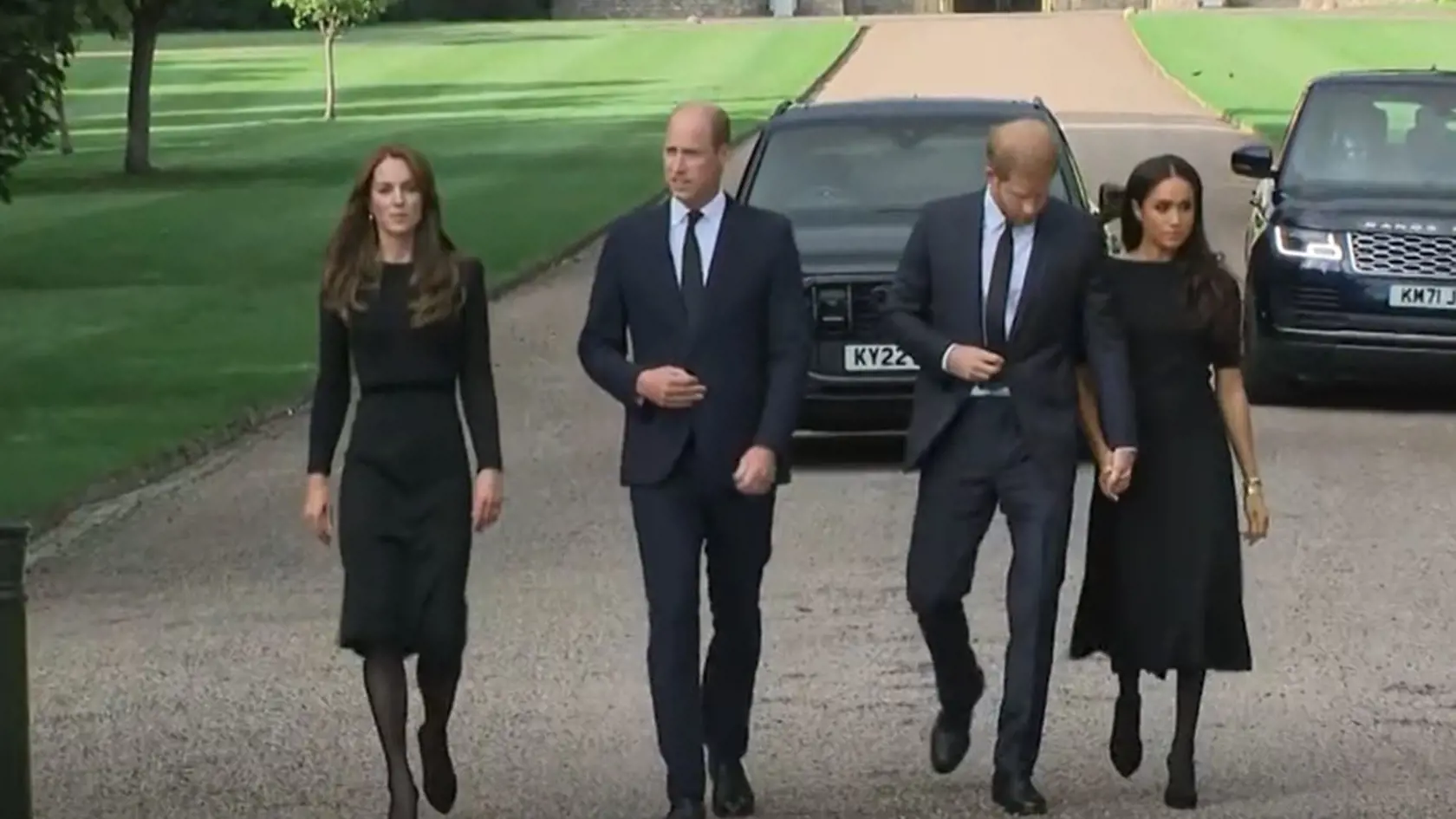 Princ a princezná z Walesu a vojvoda a vojvodkyňa zo Sussexu boli privítaní potleskom, keď spolu kráčali popri bránach hradu Windsor, keď si uctili dedičstvo Jej Veličenstva tým, že dočasne odložili bokom spory vyvolané Megxitom, ktoré rozbili kráľovskú rodinu v posledných rokoch a uvrhla britskú monarchiu do jednej z jej najvážnejších kríz.