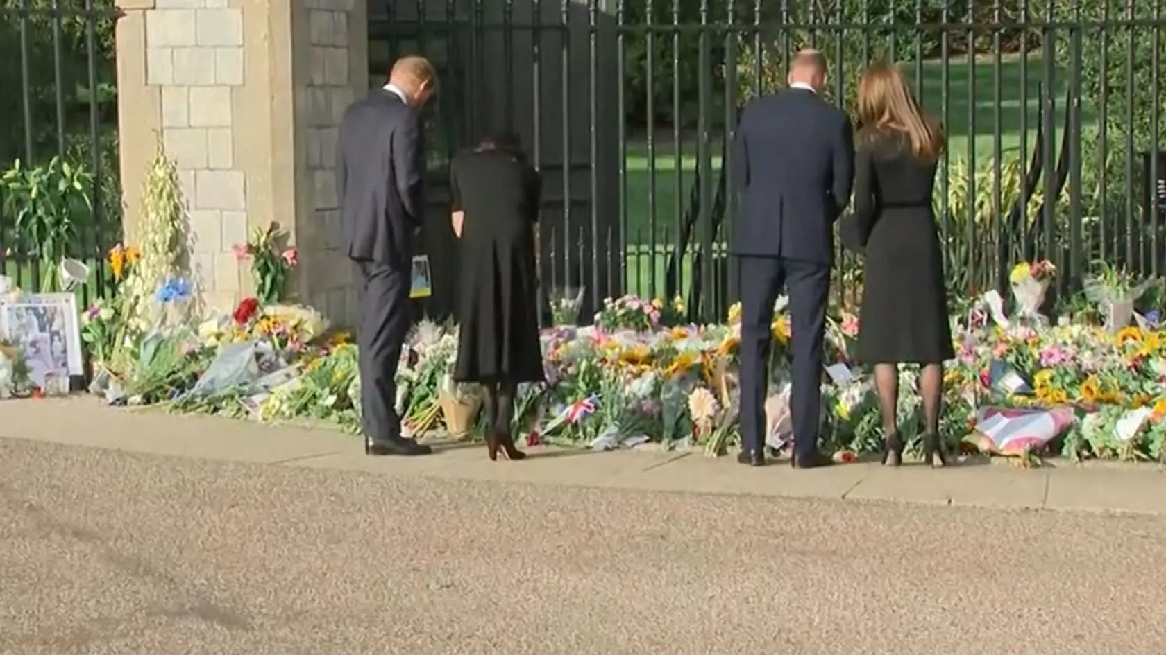 Princ a princezná z Walesu a vojvoda a vojvodkyňa zo Sussexu boli privítaní potleskom, keď spolu kráčali popri bránach hradu Windsor, keď si uctili dedičstvo Jej Veličenstva tým, že dočasne odložili bokom spory vyvolané Megxitom, ktoré rozbili kráľovskú rodinu v posledných rokoch a uvrhla britskú monarchiu do jednej z jej najvážnejších kríz.
