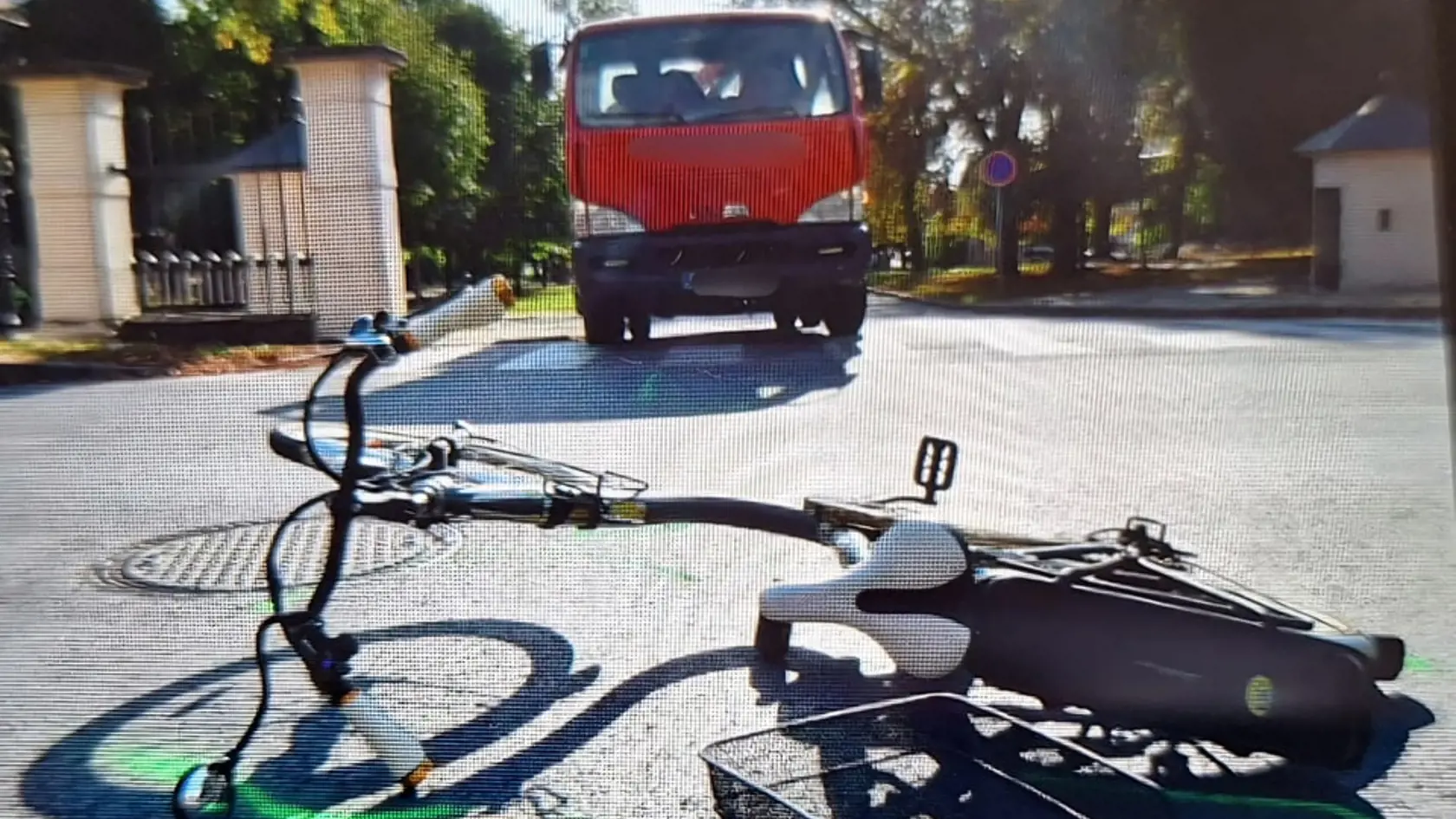 Na cestách sú vodiči áut, cyklisti, motorkári aj chodci. Ak budú k sebe bezohľadní, môže sa to skončiť tragédiou.