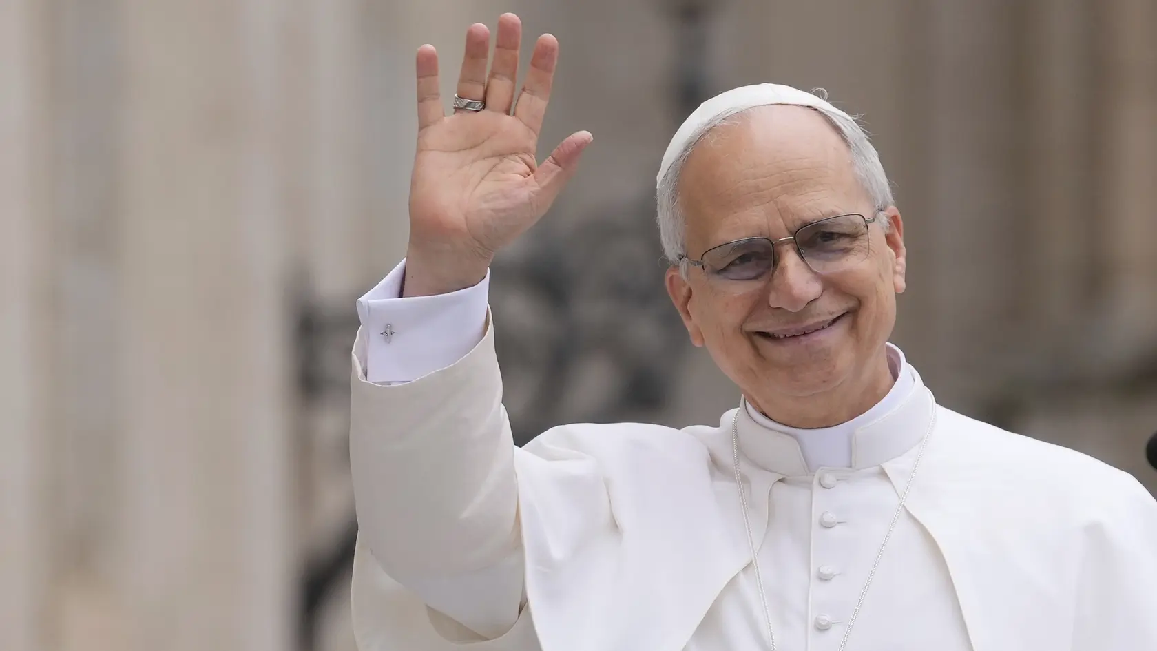 AZ16 Vatikán - Na snímke novozvolený pápež Lev XIV. máva pri príchode na svoju prvú generálnu audienciu vo Vatikáne 21. mája 2025. FOTO TASR/AP
Pope Leo XIV waves as he arrives for his first weekly general audience in St. Peter's Square at The Vatican, Wednesday, May 21, 2025. (AP Photo/Gregorio Borgia)