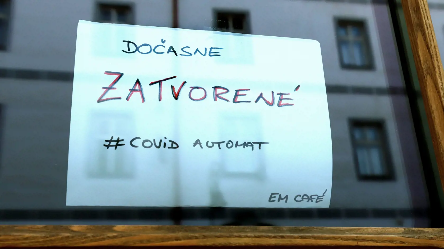 V aktuálnej epidemiologickej situácii na základe COVID automatu je v treťom stupni ohrozenia (v čiernej farbe) aj okres Banská Bystrica. Na snímke oznam pred vstupom do kaviarne na Kapitulskej ulici v Banskej Bystrici 16. novembra 2021. FOTO TASR - Ján Krošlák