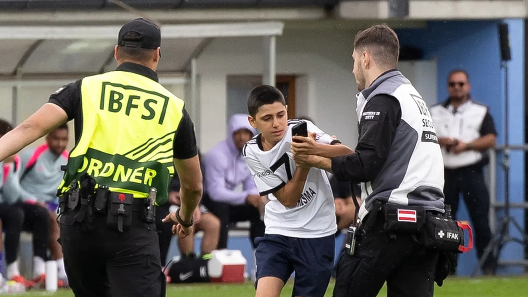 Futbalový zápas medzi Al-Nassr FC a FC Toulouse na štadióne SV Grödig nedaľeko rakúskeho Salzburgu, ktorého sa zúčastnil aj hviezdny Christiano Ronaldo. Kvôli nemu vybehli deti na ihrisko, ktoré naháňali ochrankári.