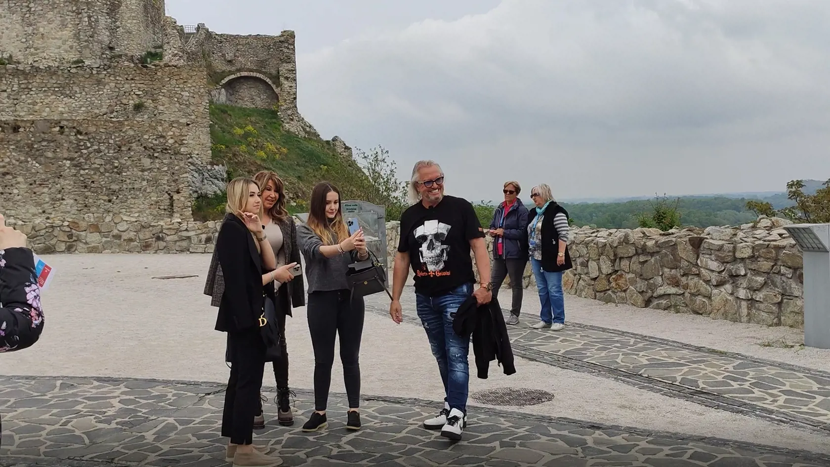 Rodinka Geissovcov navštívila počas druhého dňa svojej návštevy na Slovensku zrúcaninu hradu Devín v Bratislave. Nebyť svetlých vlasov Roberta, ktoré sú u nás u mužov v jeho veku skôr výnimkou, outfitom by pozornosť okoloidúcich zrejme neupútali.