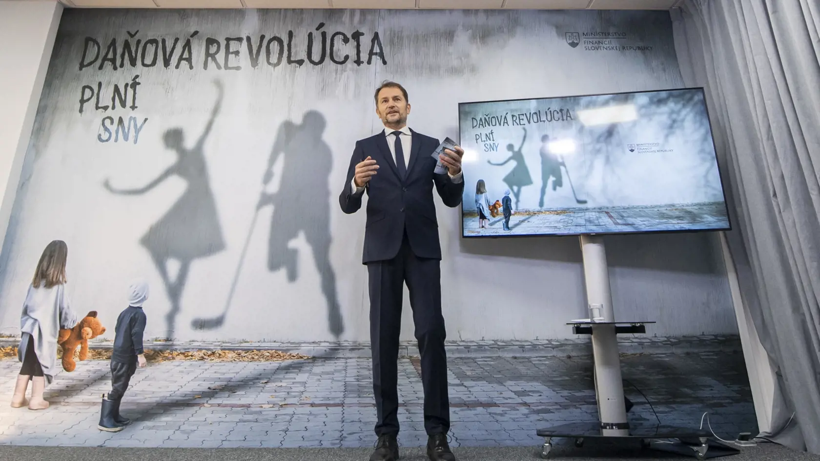 Na snímke podpredseda vlády a minister financií SR Igor Matovič počas brífingu s novinármi na tému: Daňová revolúcia: Zdaňovanie živnostníkov a reštauračný balík zmien 22. novembra 2021 v Bratislave. FOTO TASR - Martin Baumann