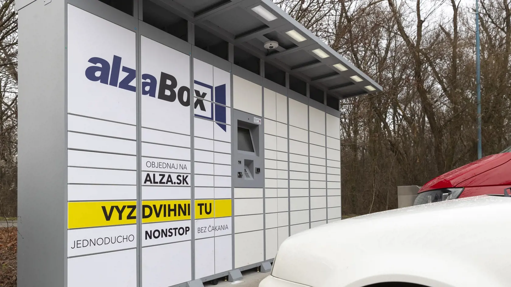 Na snímke je tzv. Alzabox - zásielkové úložisko internetového obchodu Alza.