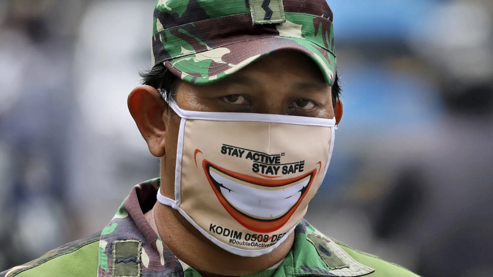 EBE 28 Depok - Indonézsky vojak s rúškom na tvári počas karantény na zamedzenie šírenia nového koronavírusu v Jakarte v stredu 15. apríla 2020. FOTO TASR/AP
An Indonesian soldier wears face mask as he and his team man a checkpoint during the large-scale restriction imposed by the local government to curb the spread of the coronavirus outbreak in Jakarta, Indonesia, Wednesday, April 15, 2020. Indonesia's capital kicked off the stricter restriction last week as the metropolitan area has become Ind