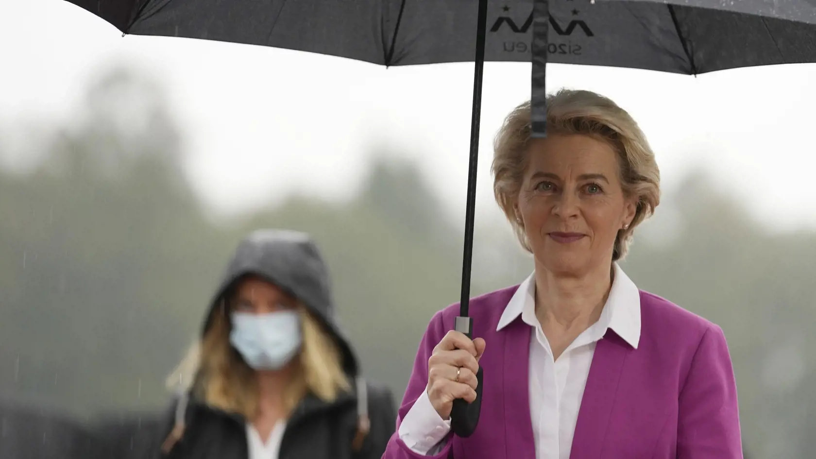 Ako "preteky s časom" označila v nedeľu predsedníčka Európskej komisie Ursula von der Leyenová snahu celého sveta porozumieť novému koronavírusovému variantu omikron a v prípade potreby upraviť existujúce vakcíny tak, aby boli voči tomuto variantu účinné.