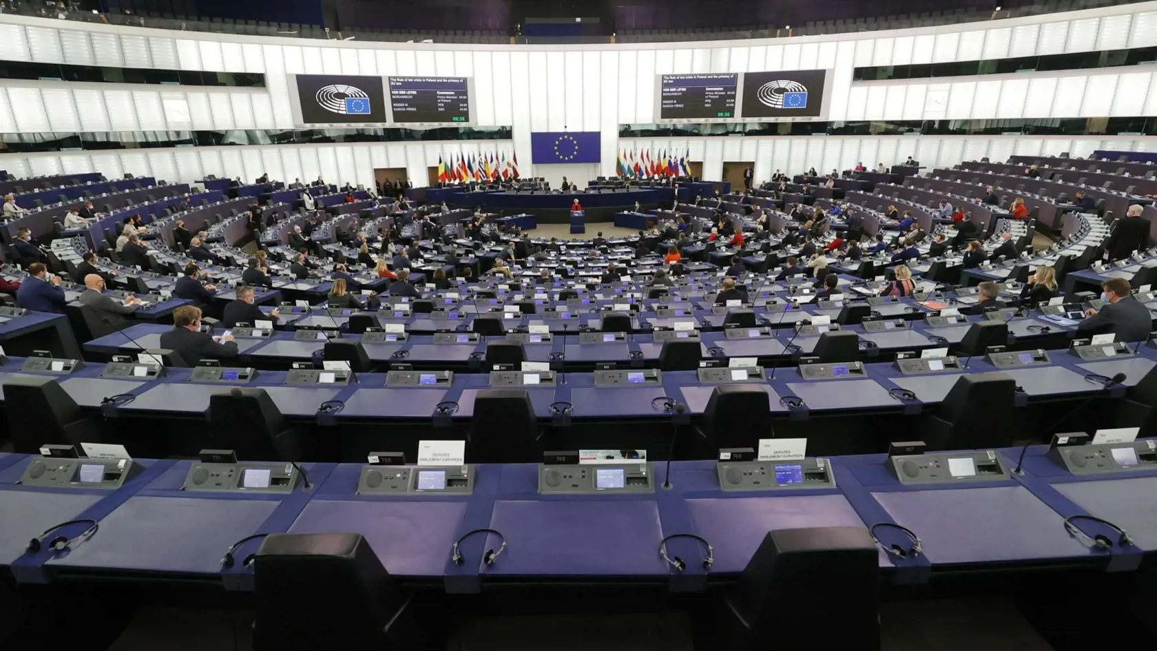 Predsedníčka Európskej komisie Ursula von der Leyenová (uprostred) počas prejavu na plenárnom zasadnutí Európskeho parlamentu v Štrasburgu.