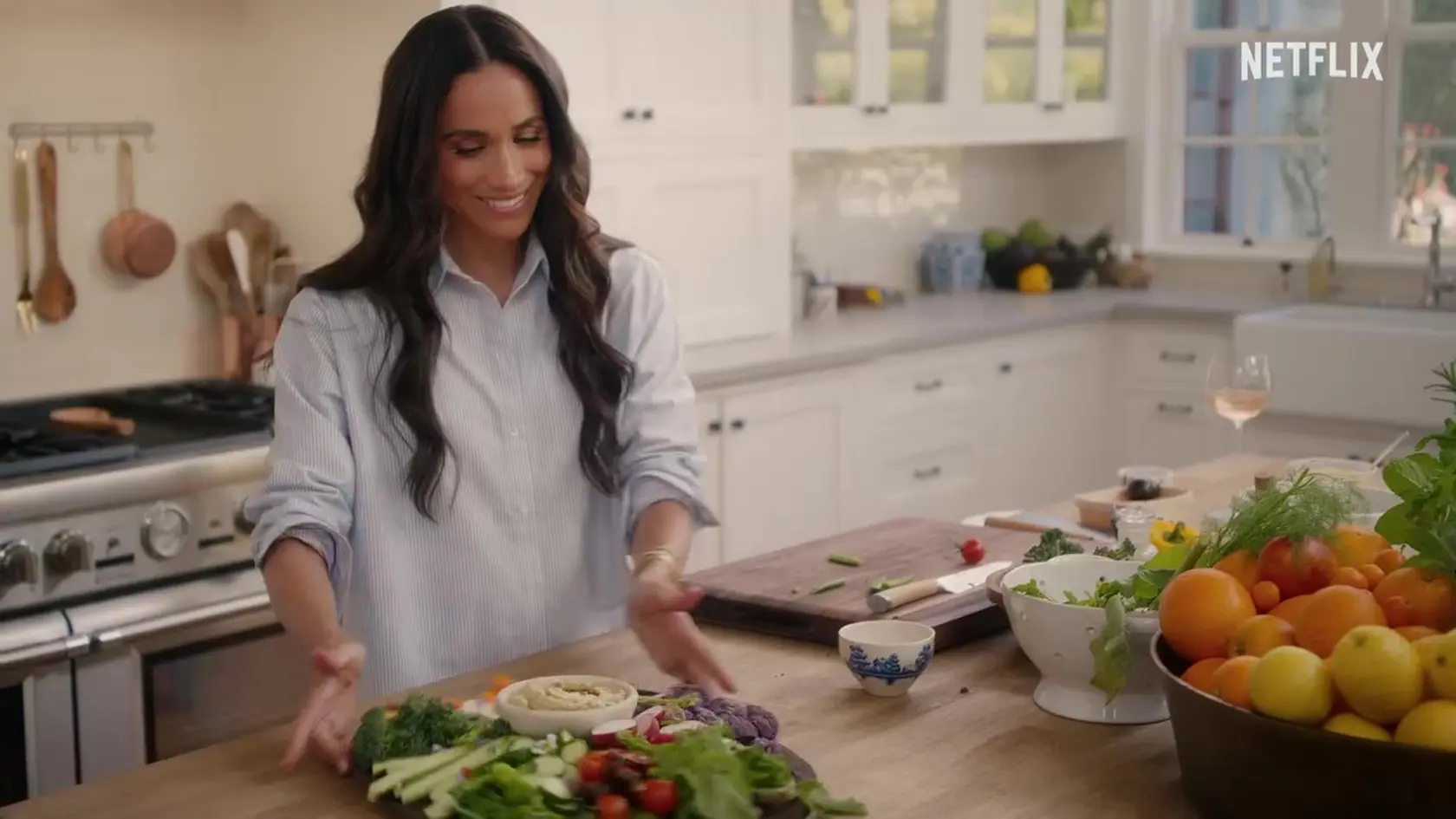 Meghan Markle má vlastnú kulinársku šou na Netflixe. Na sebe má košeľu Adrien od Ralph Lauren za skoro 900 eur. 