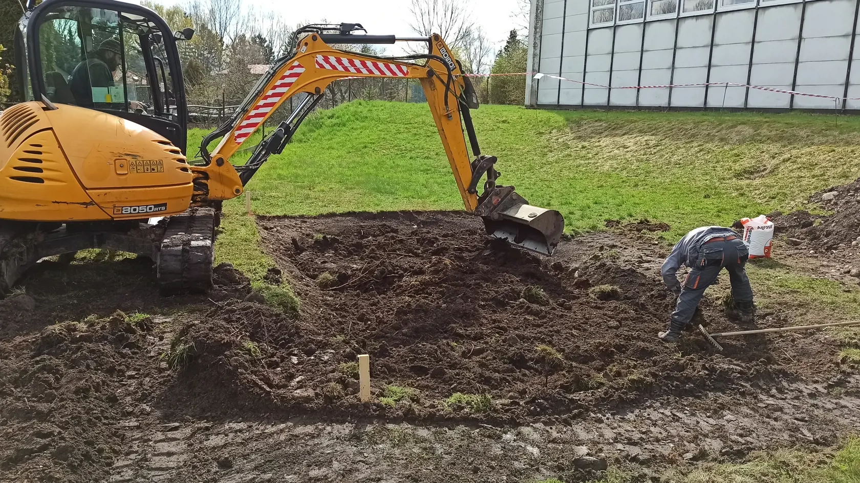 Po vyznačení rozmerov stiahnite trávnu mačinu a vykopte zeminu do hĺbky asi 80 cm. Smerom od okrajov sa dažďová záhrada bude zvažovať. Spád prívodu dažďovej vody si starostlivo vymerajte nivelačným prístrojom.
