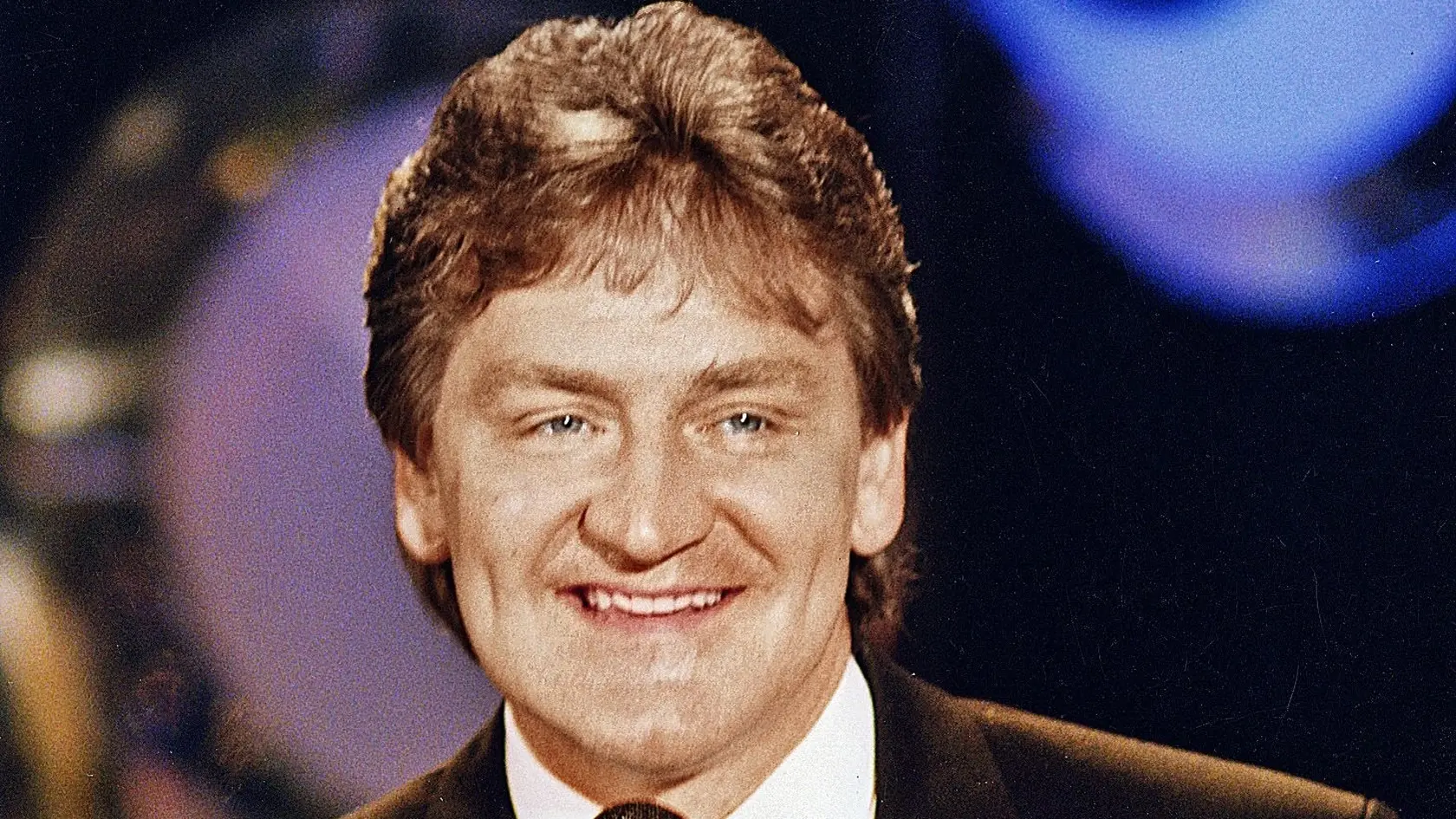 Spevák dnes stále aktívne vystupuje.