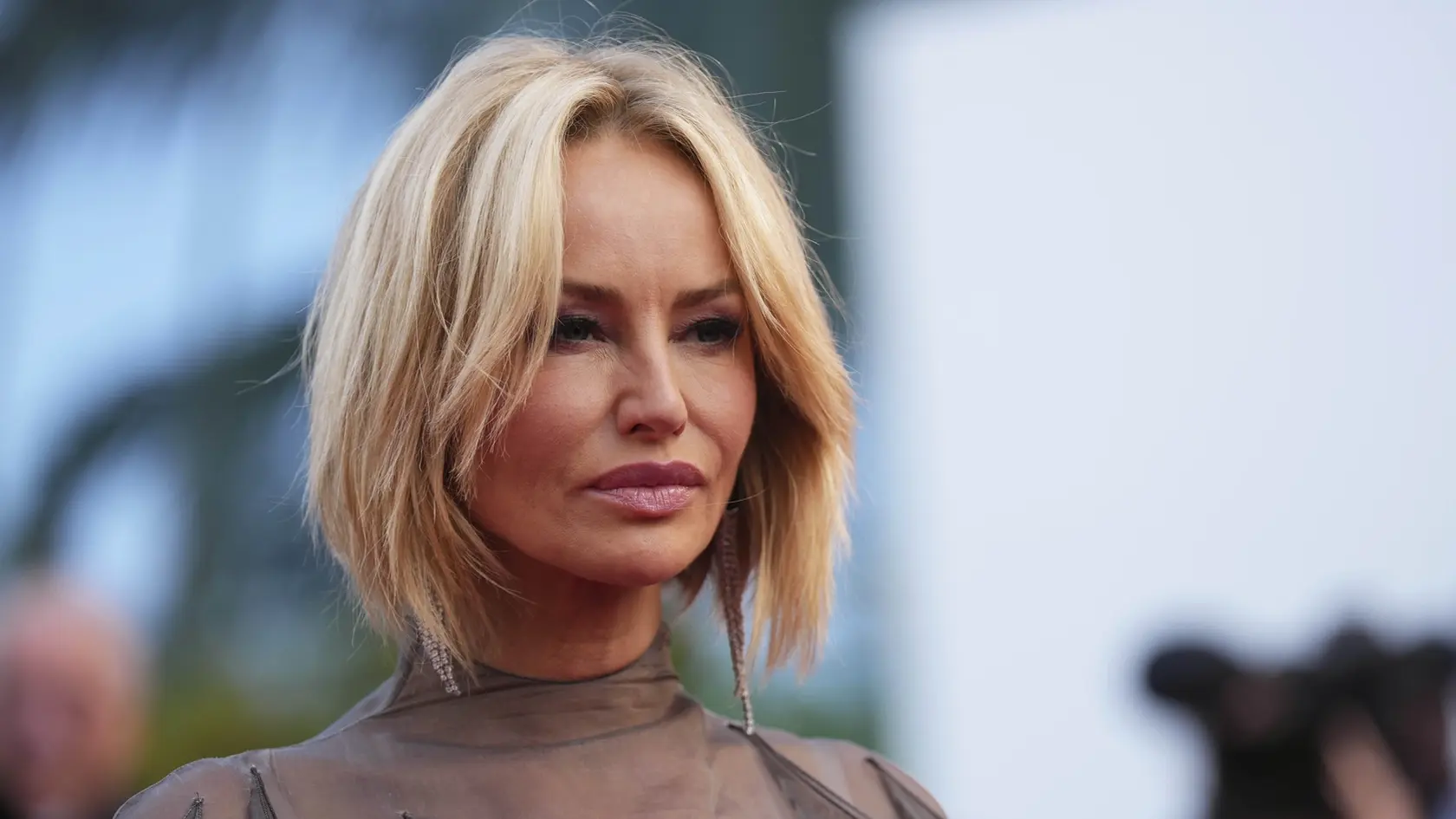 Slovenská modelka Adriana Sklenaříková pózuje pred premiérou filmu The History of Sound na 78. ročníku Medzinárodného filmového festivalu v Cannes.