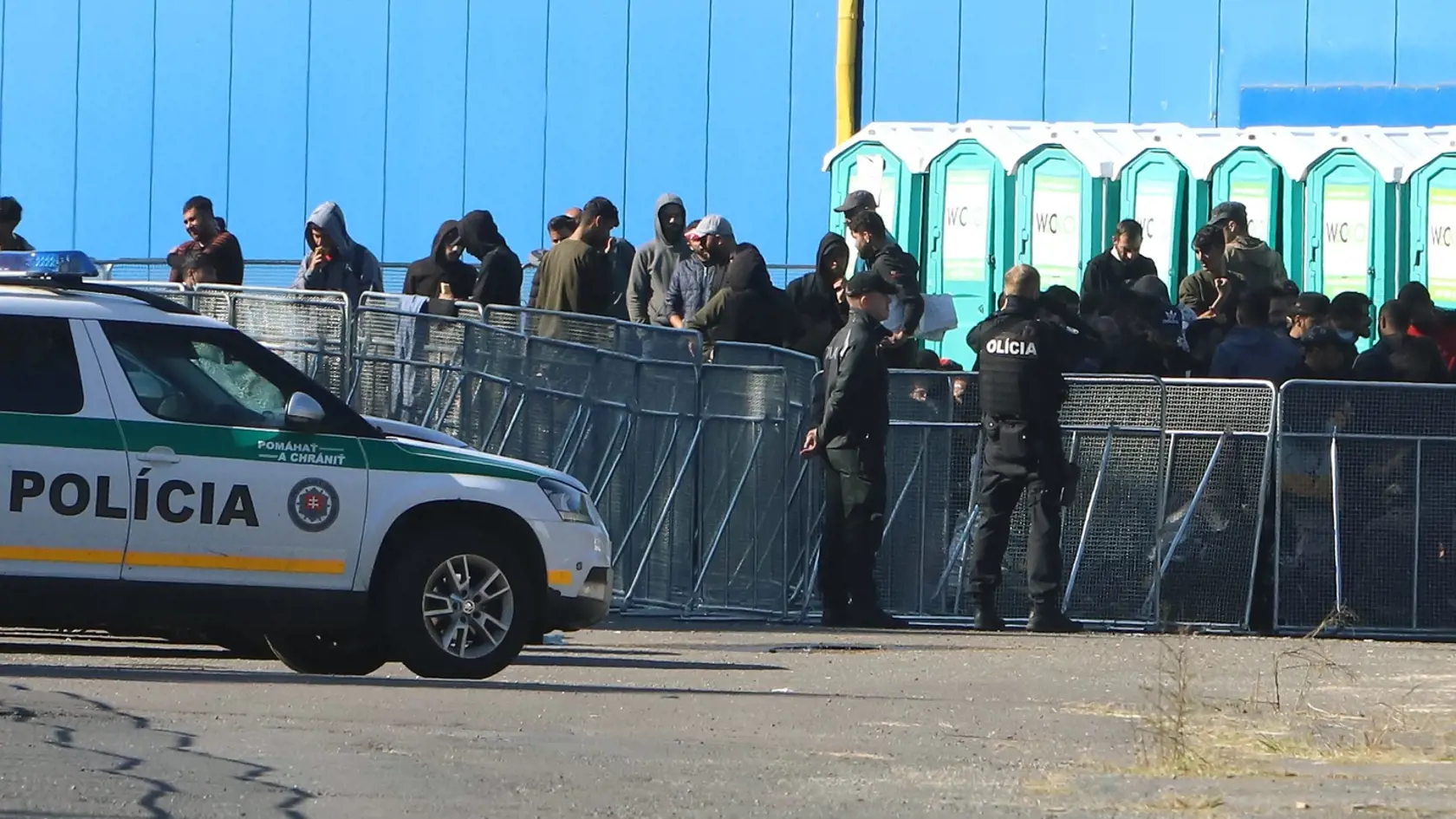 V okrese Veľký Krtíš vyhlásil v piatok 1. septembra 2023 okresný úrad mimoriadnu situáciu pre nárast neregulárnej migrácie. Tá umožní využiť legislatívne nástroje na efektívnejšie zaistenie potrebných procesov. Na snímke záchytný tábor pre migrantov v meste Veľký Krtíš na juhu Slovenska v pondelok 4. septembra 2023. FOTO TASR - Ján Krošlák