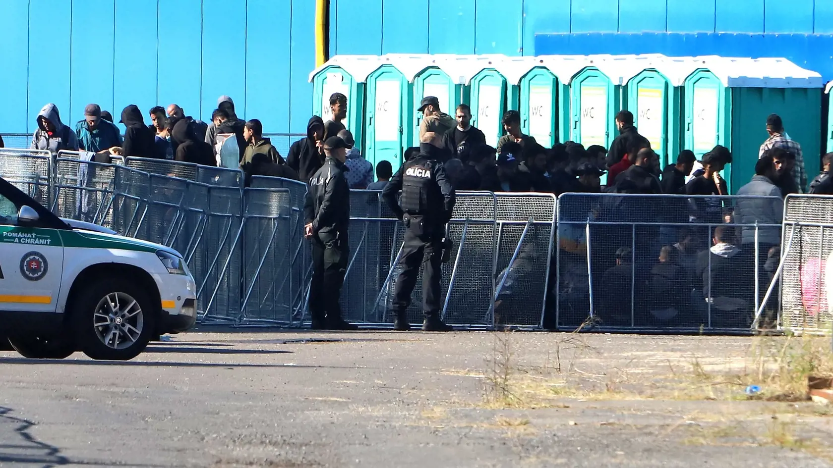 V okrese Veľký Krtíš vyhlásil v piatok 1. septembra 2023 okresný úrad mimoriadnu situáciu pre nárast neregulárnej migrácie. Tá umožní využiť legislatívne nástroje na efektívnejšie zaistenie potrebných procesov. Na snímke záchytný tábor pre migrantov v meste Veľký Krtíš na juhu Slovenska v pondelok 4. septembra 2023. FOTO TASR - Ján Krošlák