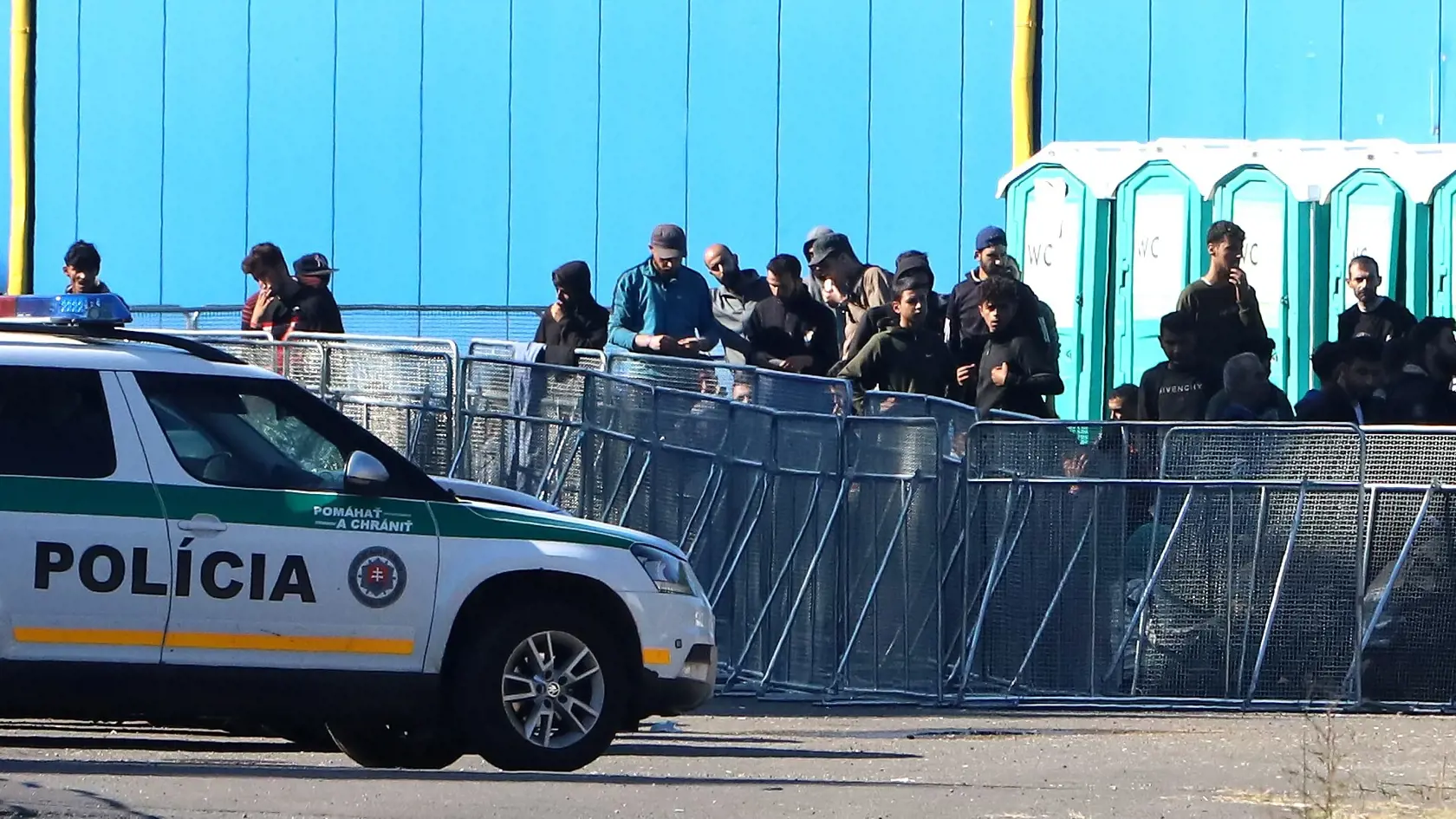 V okrese Veľký Krtíš vyhlásil v piatok 1. septembra 2023 okresný úrad mimoriadnu situáciu pre nárast neregulárnej migrácie. Tá umožní využiť legislatívne nástroje na efektívnejšie zaistenie potrebných procesov. Na snímke záchytný tábor pre migrantov v meste Veľký Krtíš na juhu Slovenska v pondelok 4. septembra 2023. FOTO TASR - Ján Krošlák