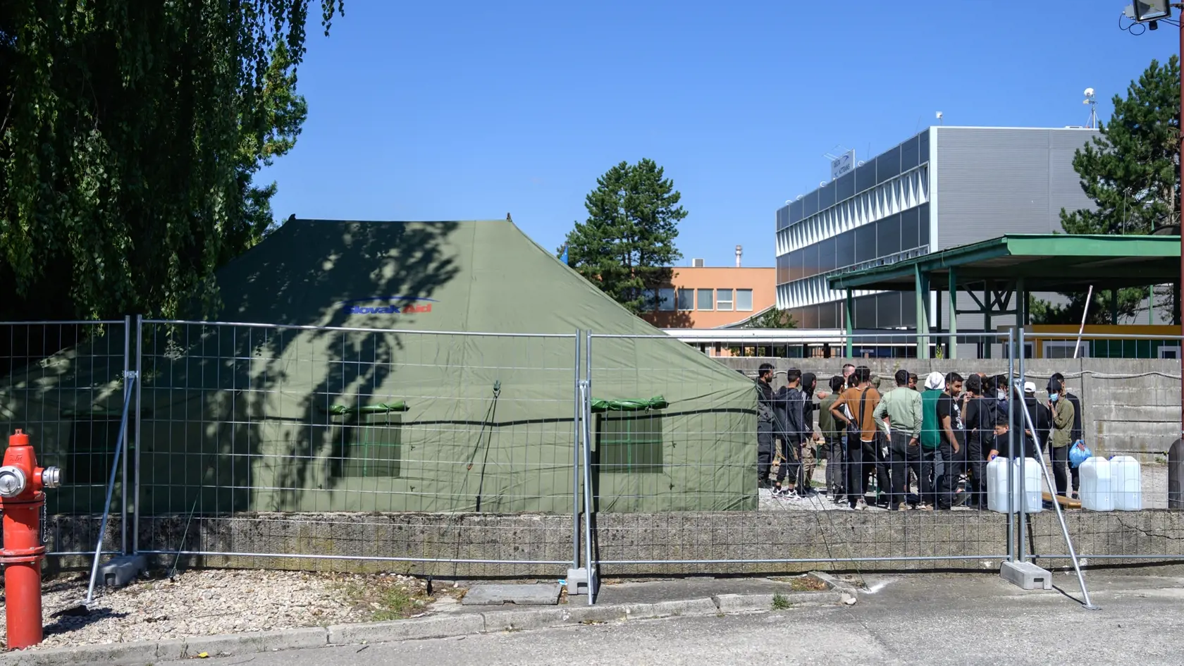 Na snímke nelegálni migranti, ktorí sú umiestnení v dočasnom pracovisku cudzineckej polície v priestoroch Okresného riaditeľstva Hasičského a záchranného zboru v Nových Zámkoch v utorok 5. septembra 2023. Migrantov, ktorí čakajú na registráciu na cudzineckej polícii, sem presunuli z centra mesta. FOTO TASR - Henrich Mišovič 