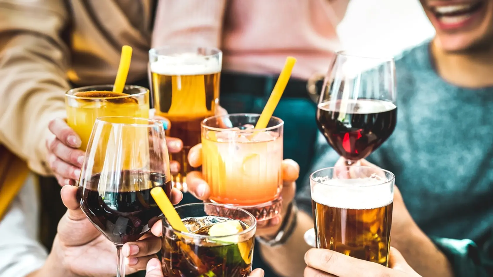 Alkohol patrí k bežným nápojom, no ničí zdravie a ohrozuje líniu