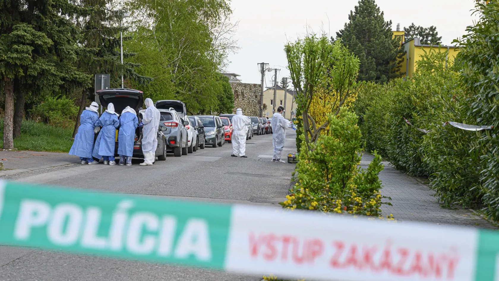Päť zamestnancov a 42 klientov z Domova sociálnych služieb (DSS) Pezinok bolo pozitívne testovaných na nový koronavírus. Otestovaných bolo spolu 78 klientov a 25 ľudí z personálu. TASR o tom informovala hovorkyňa Regionálneho úradu verejného zdravotníctva Bratislava Katarína Nosálová. Na snímke Domov sociálnych služieb v Pezinku a ľudia v ochranných oblekoch 13. apríla 2020. FOTO TASR - Michal Svítok