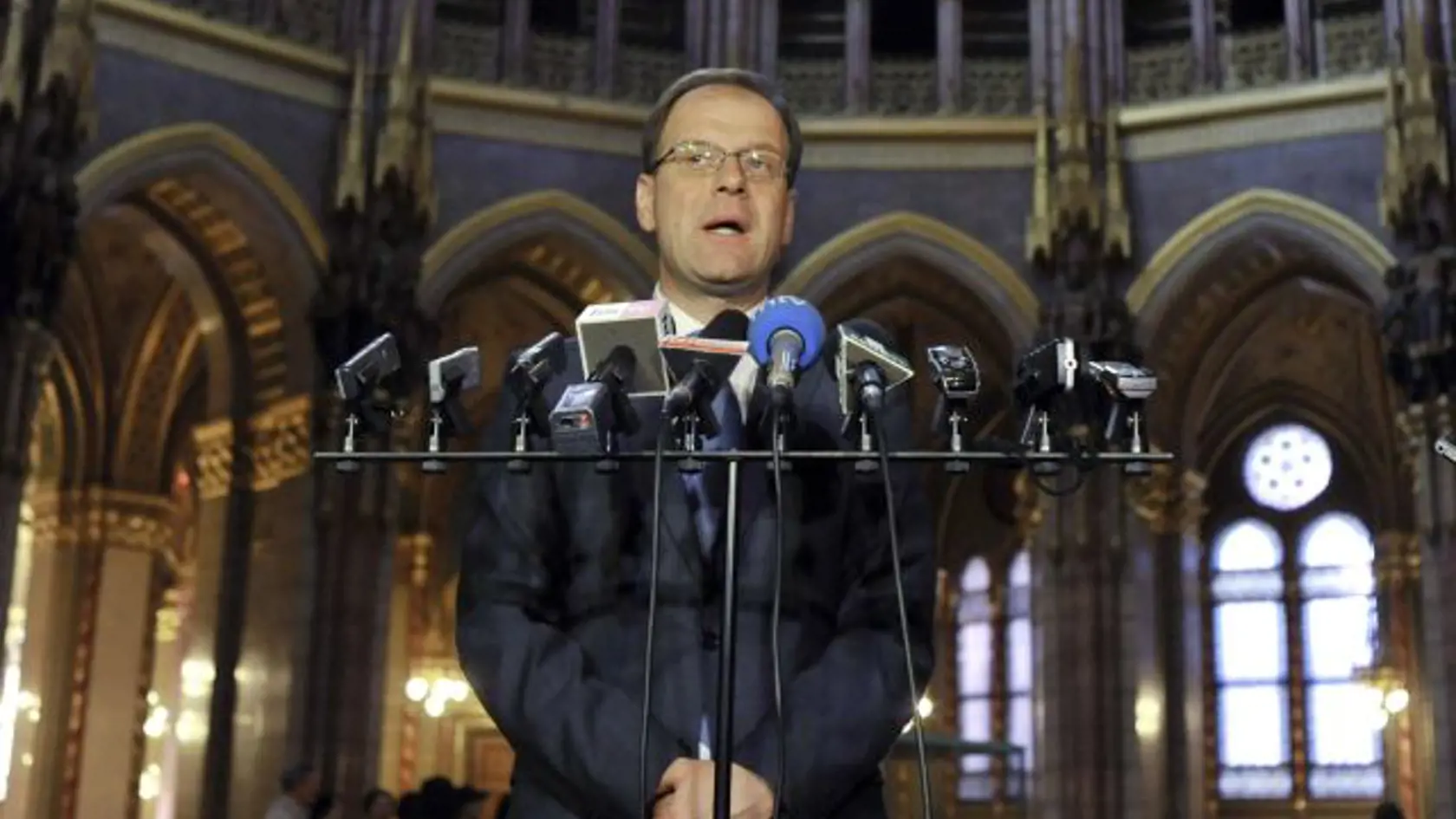 Maďarsko je členom schengenského priestoru a prevádzači prepustení z väzby sa môžu voľne pohybovať v rámci schengenského priestoru. Vyhlásil to v utorok v maďarskej komerčnej televízii RTL minister zodpovedný za územný rozvoj a využitie únijných zdrojov Tibor Navracsics.