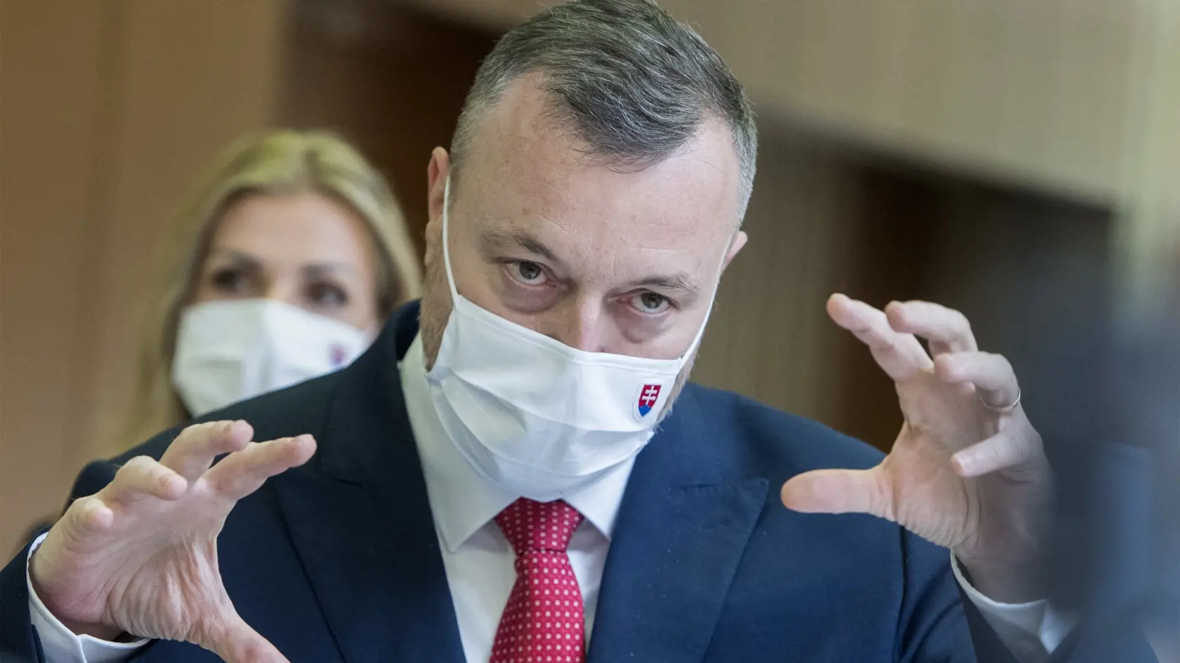 Na snímke vľavo poslankyňa NR SR Petra Krištúfková a vpravo minister práce, sociálnych vecí a rodiny Milan Krajniak (obaja Sme rodina) počas brífingu s novinármi v rámci 25. zasadnutia vlády SR v streda 17. júna 2020 v Bratislave. Petra Krištúfková bude novou splnomocnenkyňou vlády pre podporu rodiny a sociálnu pomoc. Ide o nový post, ktorý vznikne na návrh ministra práce Milana Krajniaka. Návrh na jej vymenovanie v stredu schválila vláda premiéra Igora Matoviča (OĽaNO). FOTO TASR - Martin Bauma