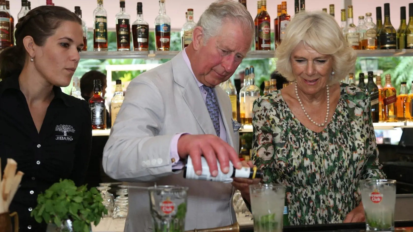 Princ Charles a vojvodkyňa Camilla si na Kube užívali nielen pohostinnosť, ale aj drink mojito.