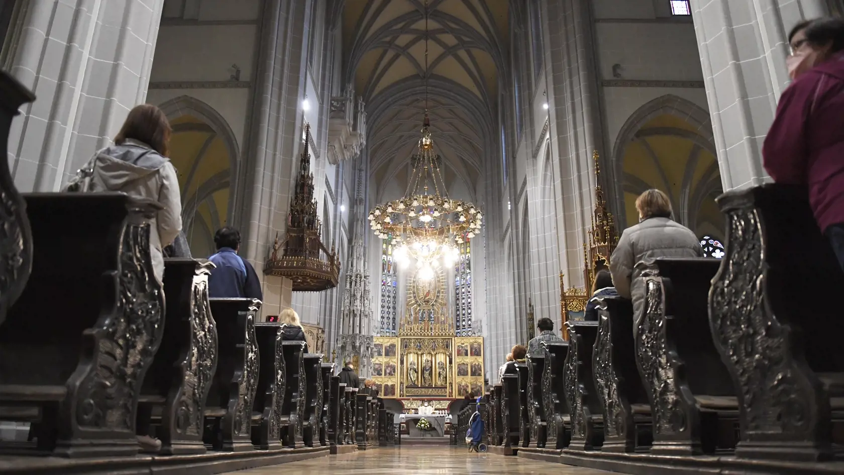 Úrad verejného zdravotníctva (ÚVZ) SR odporúča požiadať o individuálnu duchovnú a pastoračnú službu v rámci novej výnimky zo zákazu vychádzania iba vo výnimočných prípadoch.