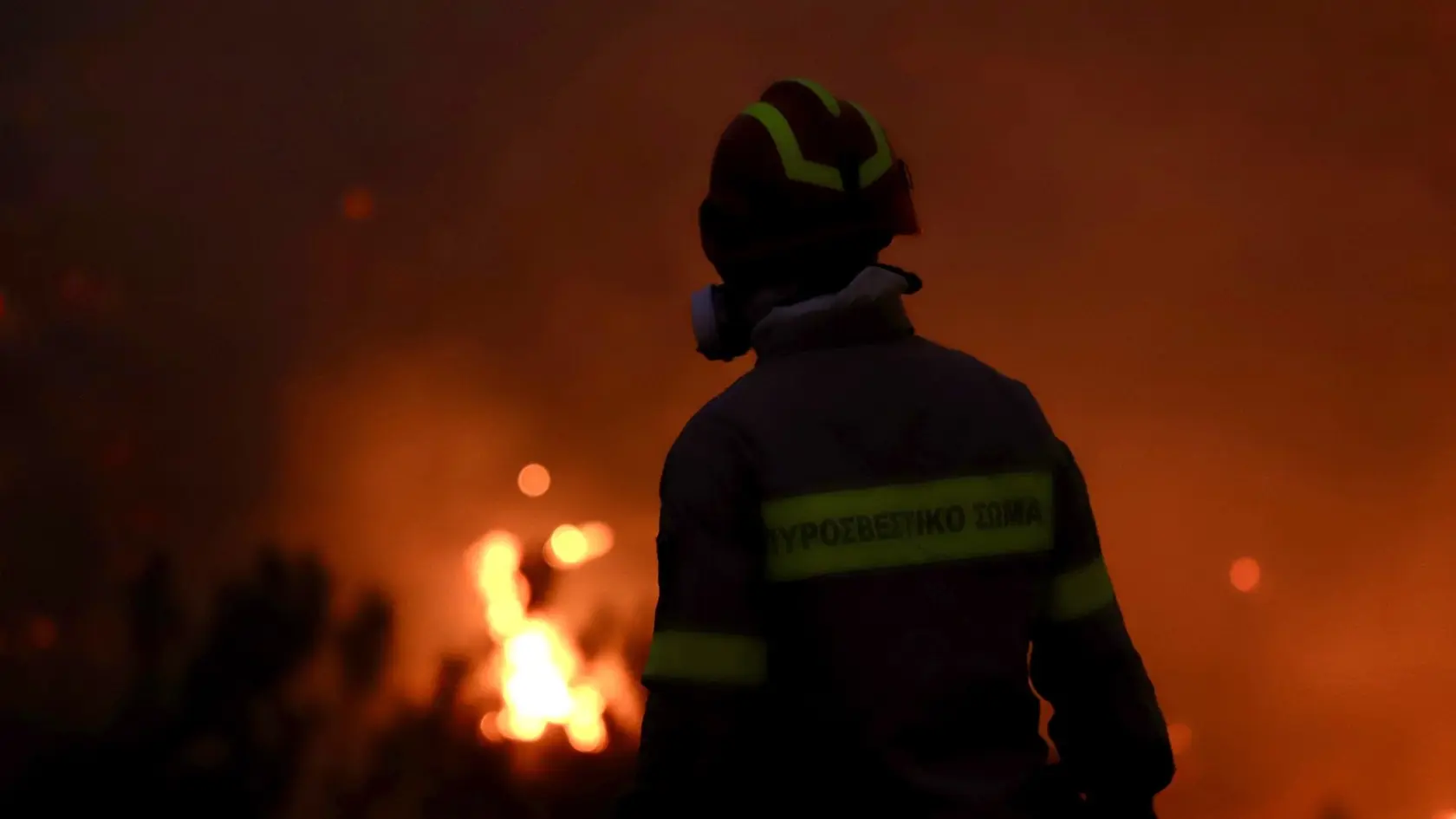 Hasič zasahuje na mieste lesného požiaru na gréckom ostrove Kréta, 2. júla 2025.