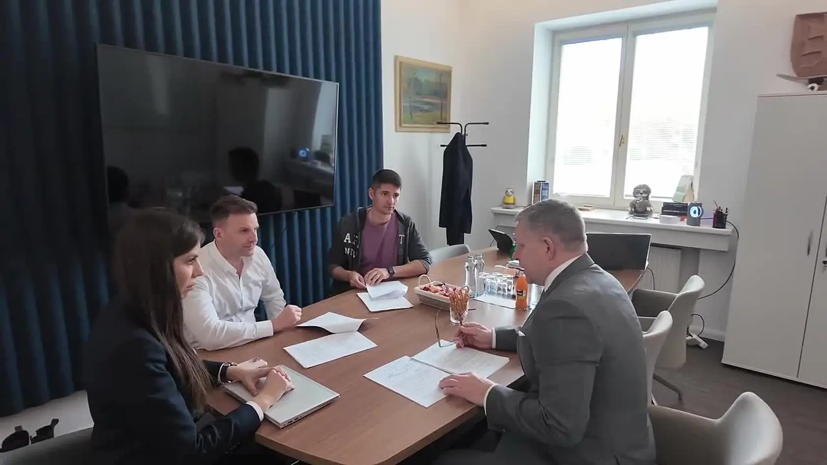 Premiér Robert Fico ukázal, ako vyzerá jeho bežný pracovný deň. Budíček v skorých ranných hodinách, športové aktivity na hrádzi a odchod do práce.