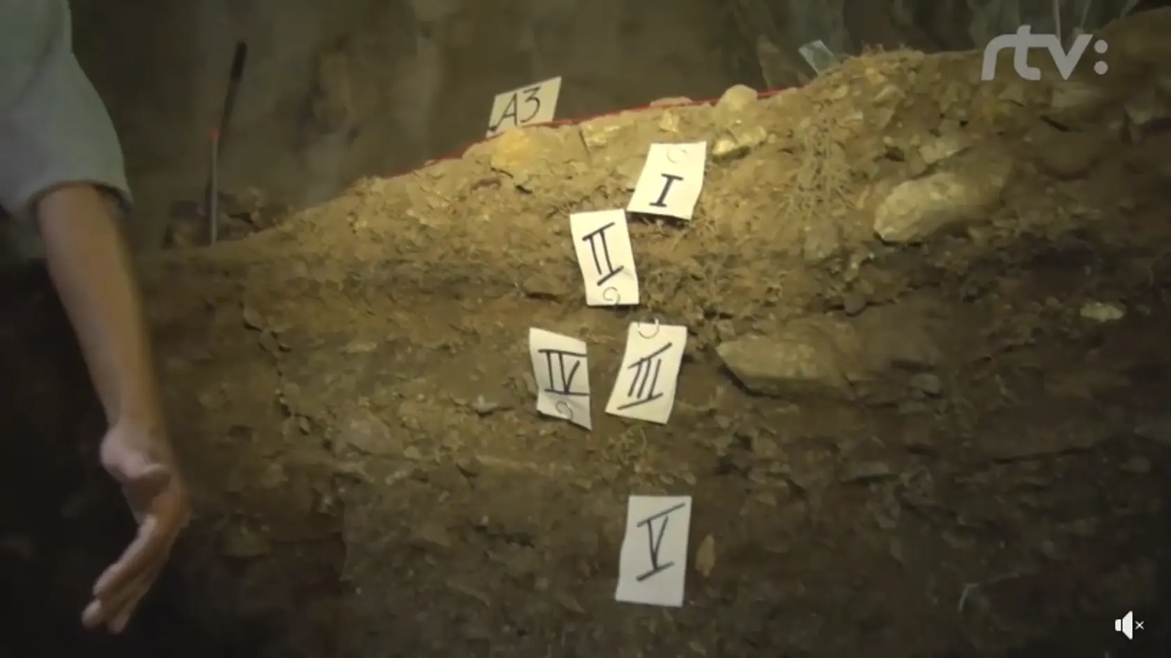 Skupina slovenských a poľských archeológov našla nové artefakty z doby ľadovej v jaskyni Hučivá diera vo Vysokých Tatrách.
