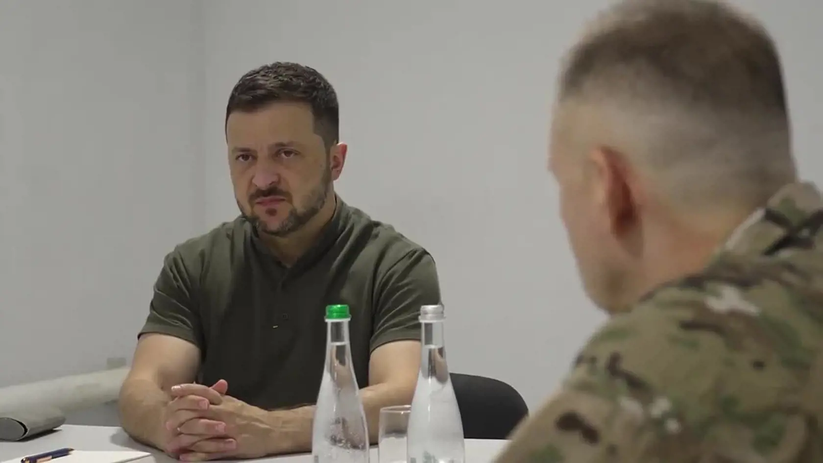 Ukrajinský prezident Volodymyr Zelenskyj spolu s veliteľom ukrajinských ozbrojených síl Olexandrom Syrským vo štvrtok navštívil Sumskú oblasť na severe Ukrajiny. Tá hraničí s ruskou Kurskou oblasťou, kde ukrajinské sily už viac ako dva týždne vedú ofenzívu.