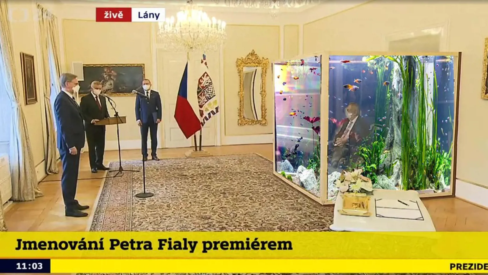 Prezident Zeman, ktorý má covid a len nedávno sa kvôli nemu musel už po tretíkrát nakrátko vrátiť do nemocnice, sa počas menovania nového českého premiéra z ODS nachádzal v akomsi ochrannom boxe. Ten vzbudil na internete mimoriadny záujem a výsledky vtipálkov a kreatívcov na seba nenechali dlho čakať...