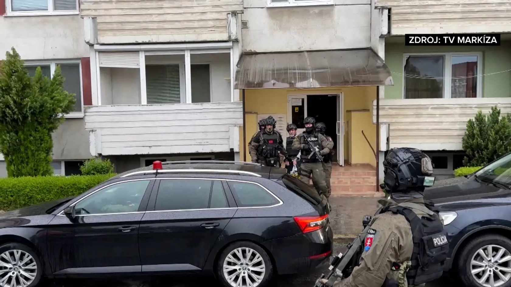 Národná kriminálna agentúra prehľadávala byt v Leviciach, kde Cintula býval so svojou manželkou. Na mieste bola aj TV Markíza, ktorá informovala, že elitní policajti a Lynx komando dorazili v piatok ráno (17. 5.). Strelca odvádzali z bytu v nepriestrelnej byte a prilbe.