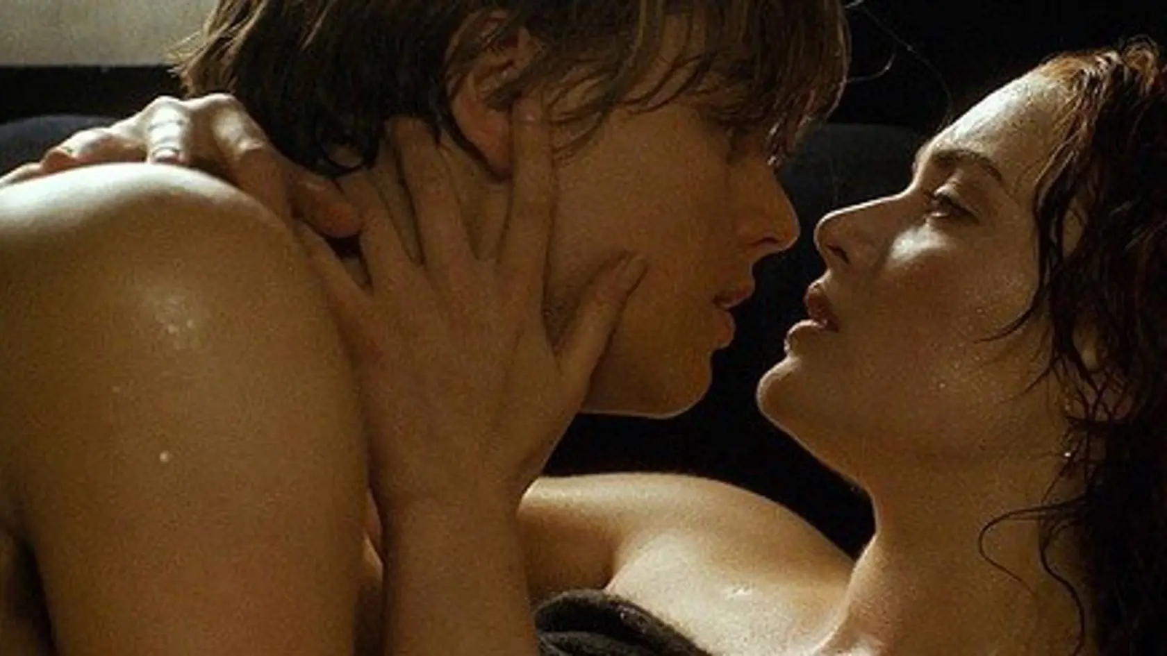 Depilácia ruky: Keď kamery snímali ruky Kate Winslet zblízka, boli chĺpky na jej predlaktí príliš výrazné. Problém sa vyriešil jednoducho - oholili jej ich.