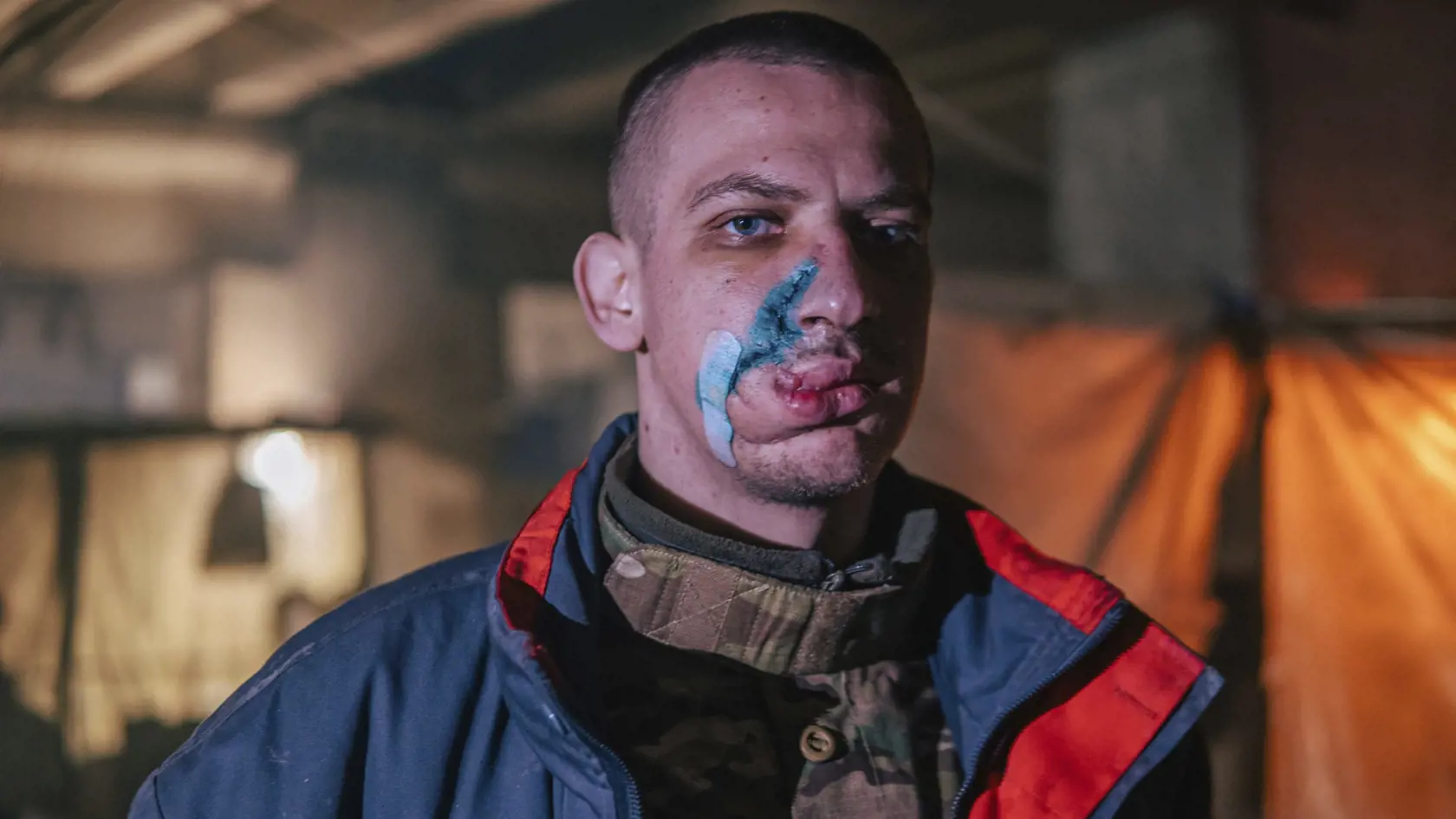 Na snímke, ktorú poskytol pluk Azov Národnej gardy Ukrajiny, príslušník ukrajinskej jednotky špeciálneho určenia Azov, zranený počas bojov protu ruským jednotkám, pózuje fotografovi v oceliarni Azovstaľ 10. mája 2022 v Mariupole.