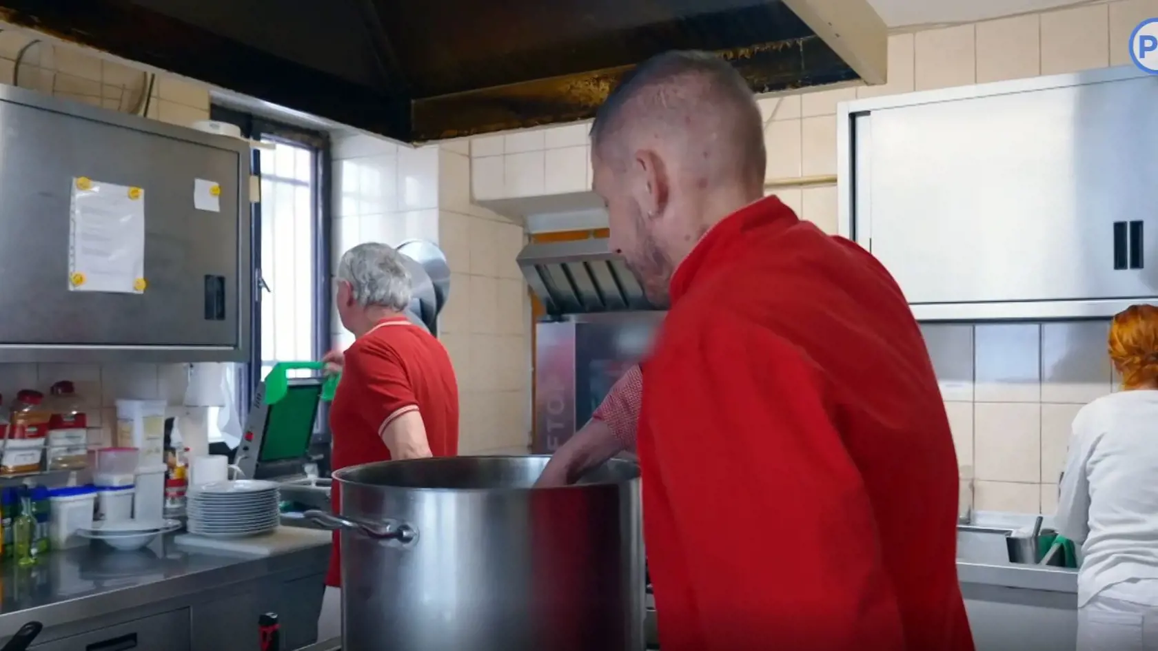 Kuchár Ján mal zistiť, či je polievka dostatočne teplá. Do hrnca strčil ruku...