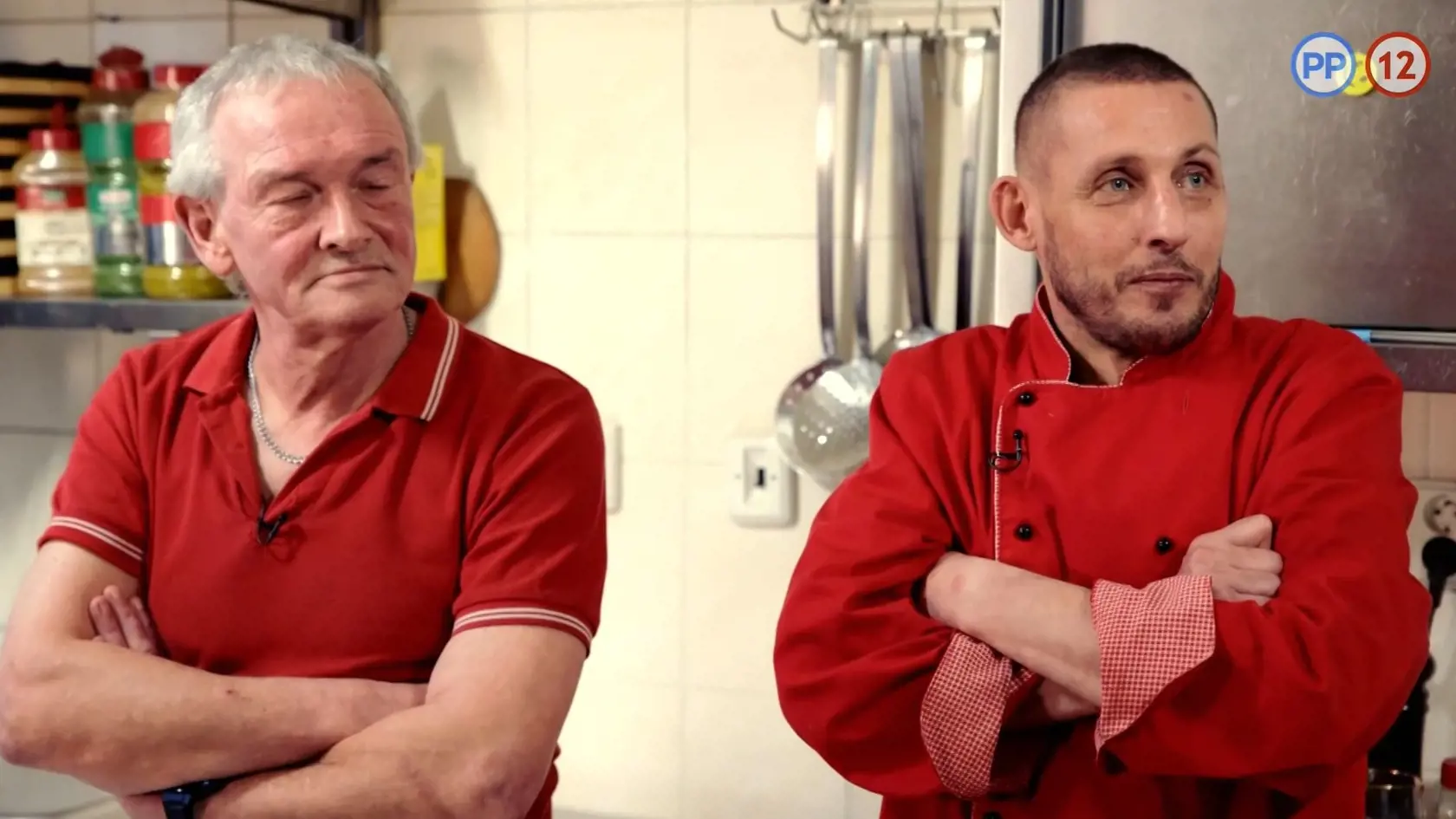 Kuchári Ján a Andrej si často doprajú pivo počas pracovnej doby.