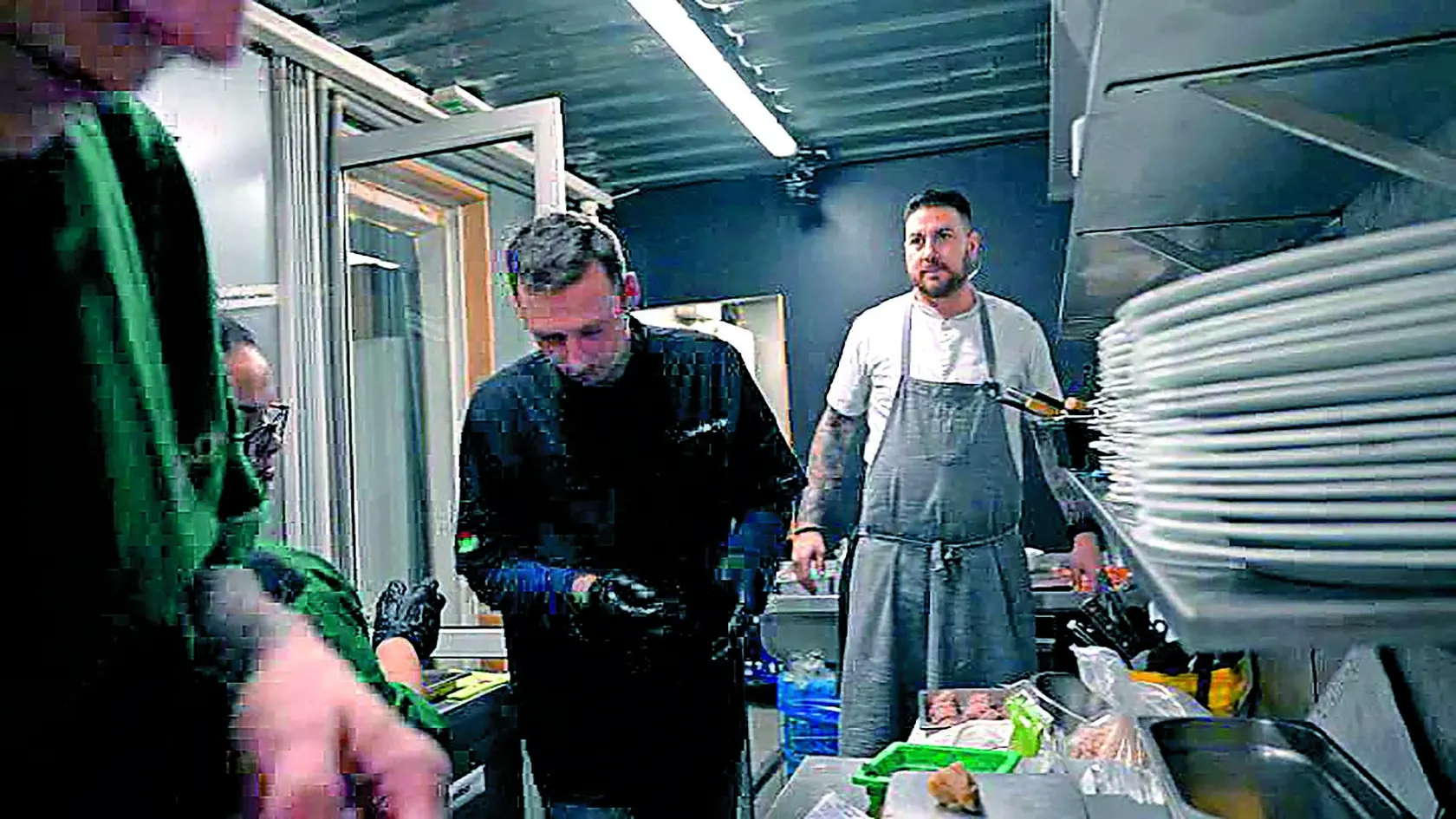 Martin Novák sa vrátil k 1. sérii Na nože. Na snímke v kuchyni reštaurácie Hangar v Nitre.