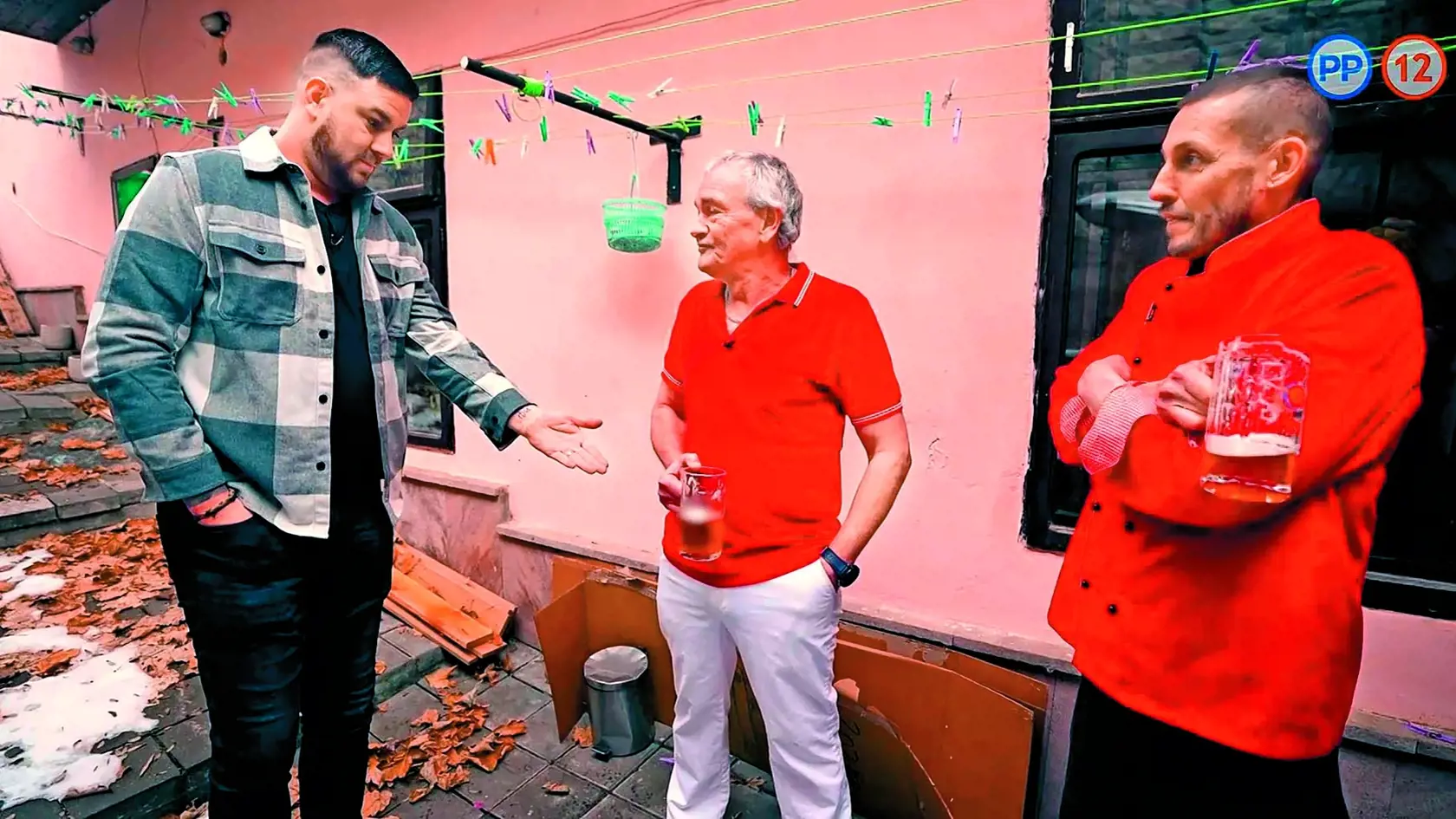 Martin Novák sa vrátil k 1. sérii Na nože. Na snímke zamestnanci z podniku Na trojici v Banskej Štiavnici.