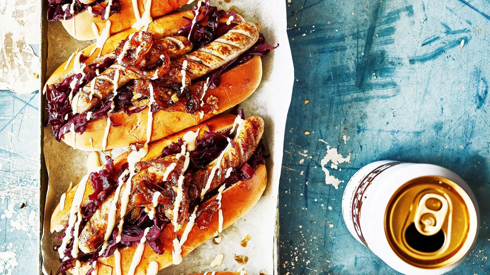 Hotdog s jablkom, červenou kapustou a remuládou