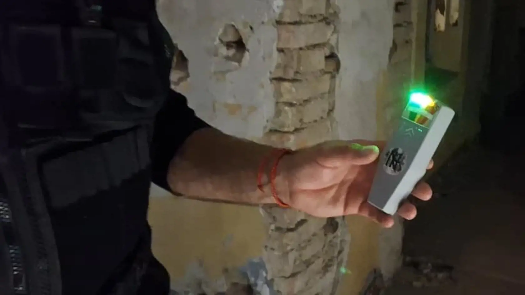 EMF-K2 je meračom elektromagnetických vĺn. Má stupnicu od zelenej až po červenú, a tam, kde nie je elektrina, náhle nárasty alebo poklesy môžu naznačovať prítomnosť paranormálnych entít.