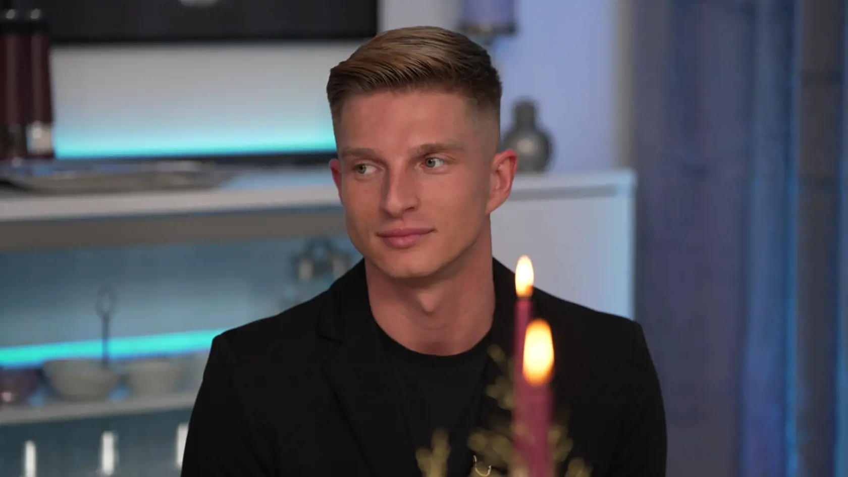 Adamovo prestieranie nesadlo najmä Adriane Kneissl Polákovej. Podľa jej slov sa niečo také v súčasnosti už nenosí a v luxusnej reštaurácii to vyzerá celkom inak. Kritika ho prekvapila.