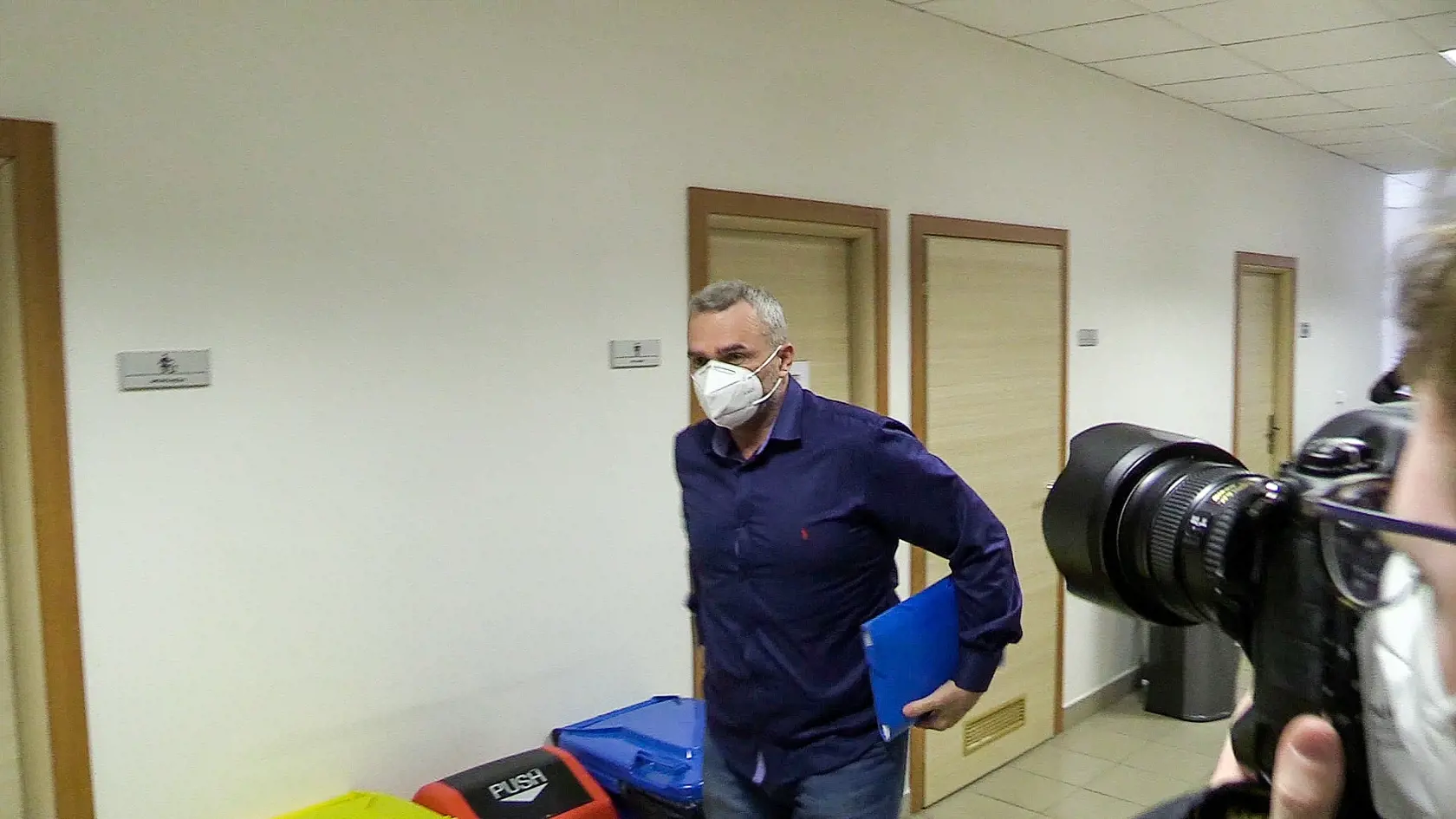 Ex-hokejový reprezentant a bývalý zástupca primátora mesta Prešov René Pucher stojí pred sudcom Špecializovaného trestného súdu pre údajné prijatie úplatku.
