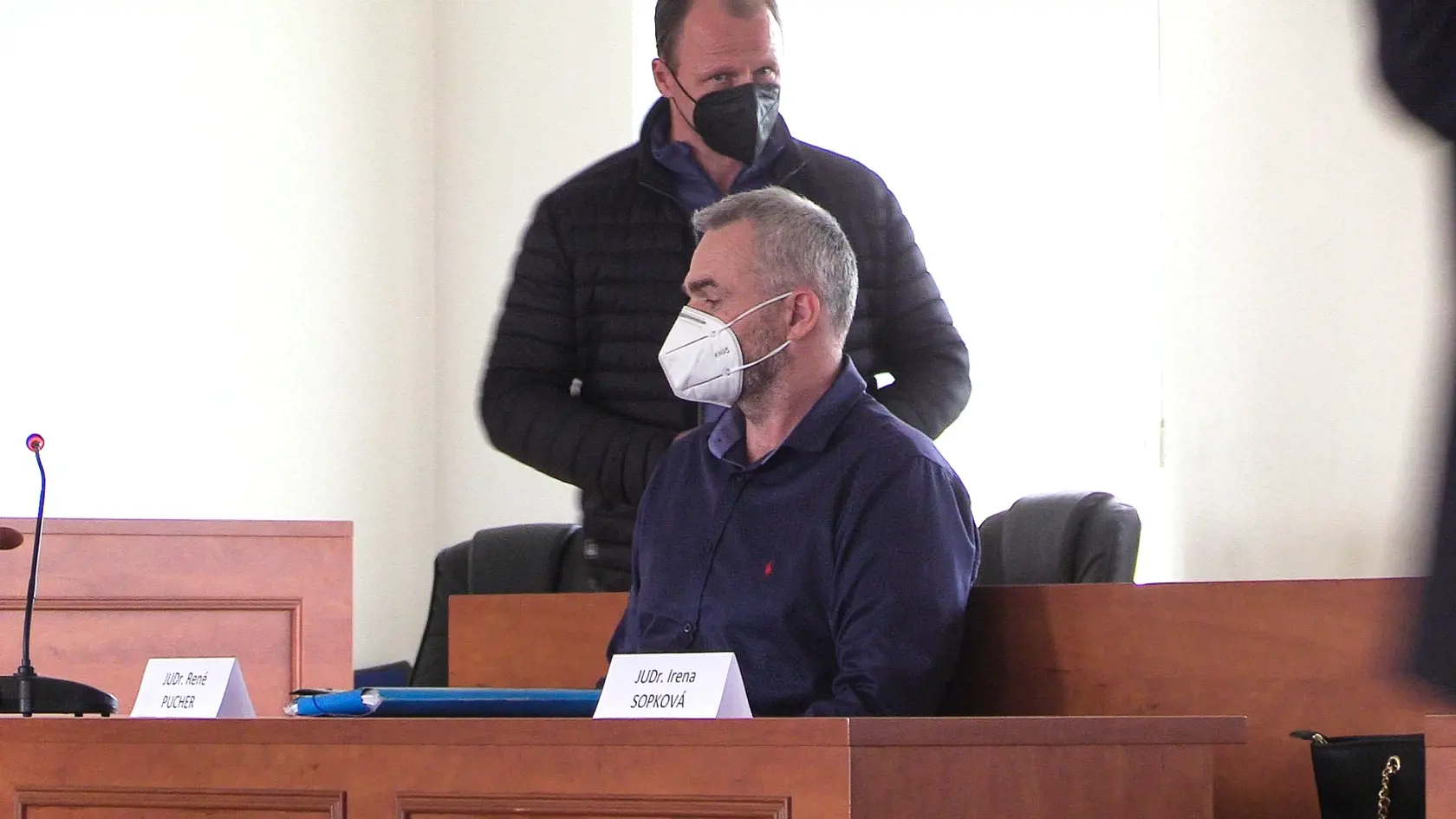 Ex-hokejový reprezentant a bývalý zástupca primátora mesta Prešov René Pucher stojí pred sudcom Špecializovaného trestného súdu pre údajné prijatie úplatku.