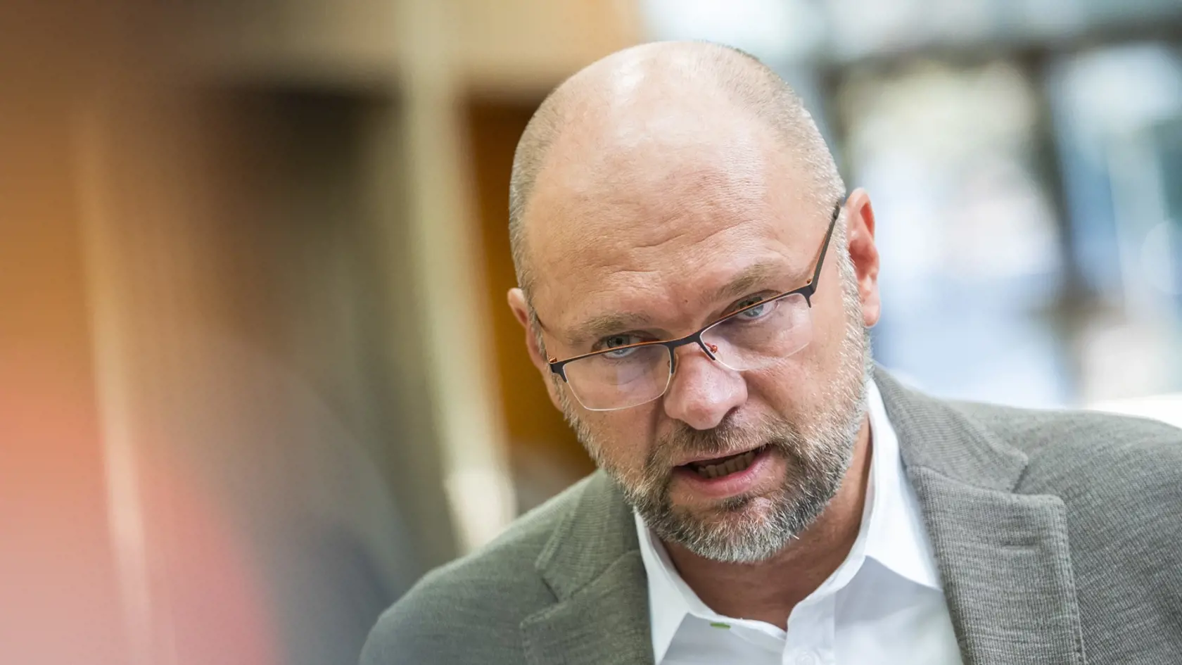 Na snímke minister hospodárstva SR v demisii a prvý podpredseda vlády pre ekonomiku SR Richard Sulík (SaS) odpovedá na otázky novinárov pred 100. rokovaním vlády SR o aktuálnej situácii v energetike v Bratislave 2. septembra 2022.