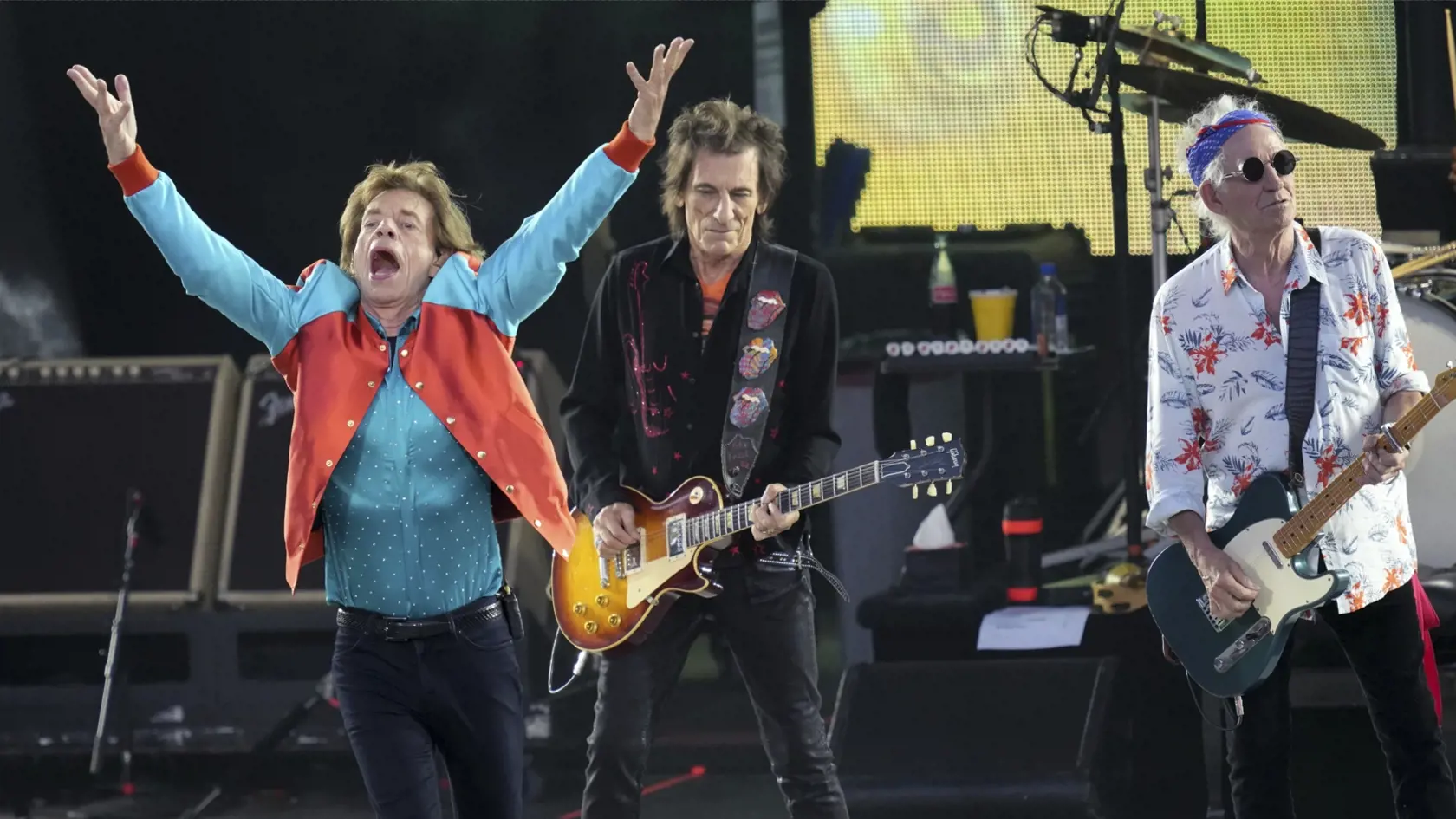 WA 36 archív Berlín - Na archívnej snímke z 3. augusta 2022 členovia britskej rockovej skupiny The Rolling Stones zľava Mick Jagger, Ronnie Wood a Keith Richards vystupujú na koncerte v rámci svojho európskeho turné v Berlíne. Britská rocková skupina The Rolling Stones sa chystá zverejniť podrobnosti o svojej novej LP platni "Hackney Diamonds", ktorá je ich prvým štúdiovým albumom s pôvodným materiálom od roku 2005. FOTO TASR/AP

FILE - Mick Jagger, left, Ronnie Wood, center, and Keith Richards,