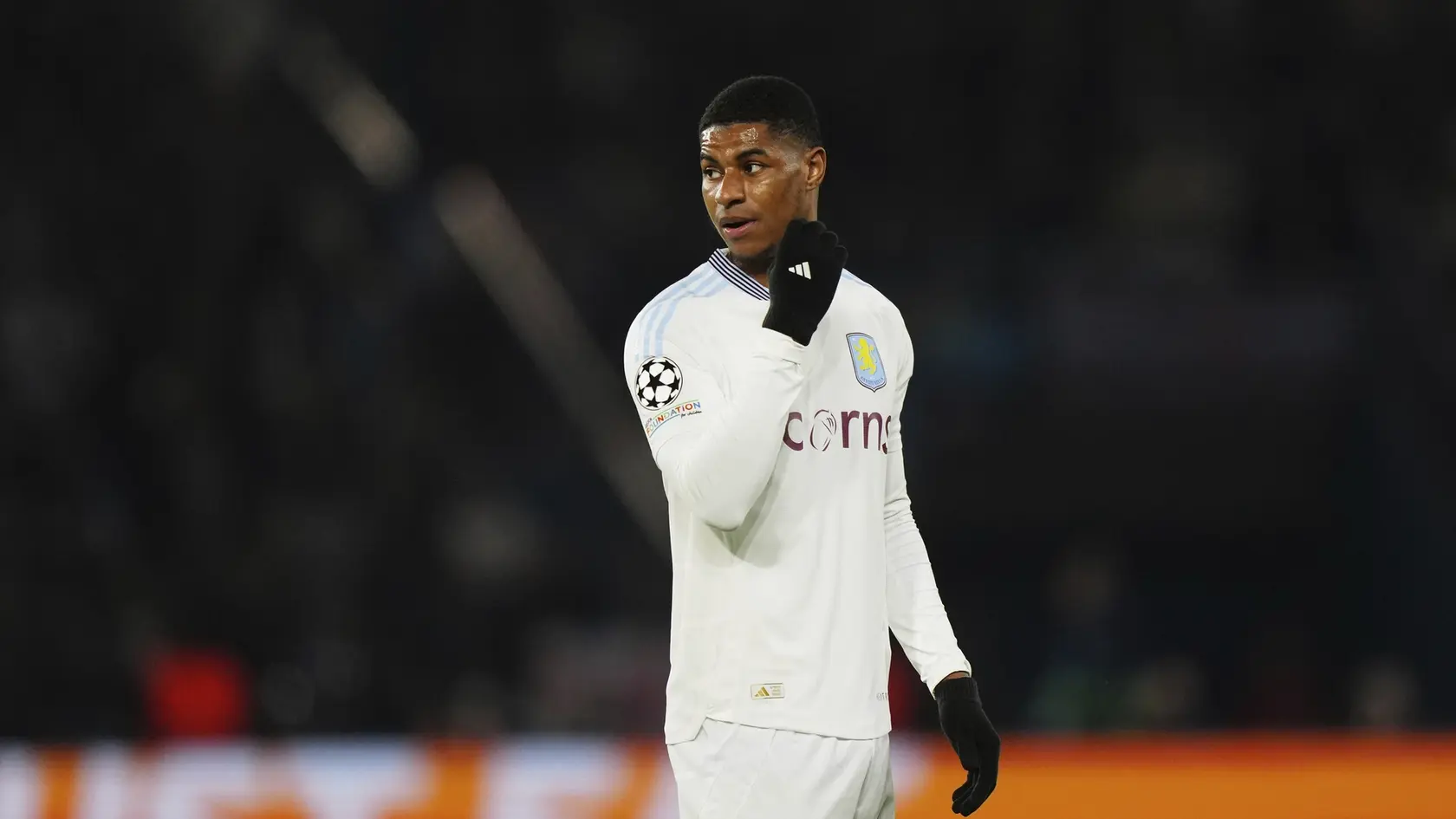 Na archívnej snímke z 9. apríla 2025 futbalista Aston Villy Marcus Rashford reaguje počas prvého zápasu štvrťfinále Ligy majstrov Paríž St. Germain - Aston Villa v Paríži.