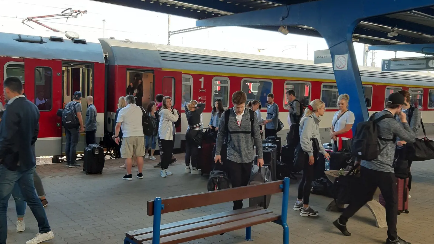 Zavedenie jednotného cestovného lístka na neobmedzené cestovanie všetkými druhmi verejnej dopravy je výhradne politické rozhodnutie, ktoré musí prijať vláda, respektíve musí mať podporu v parlamente a v štátnom rozpočte, uvádza hovorca Železničnej spoločnosti Slovensko (ŽSR) Tomáš Kováč.