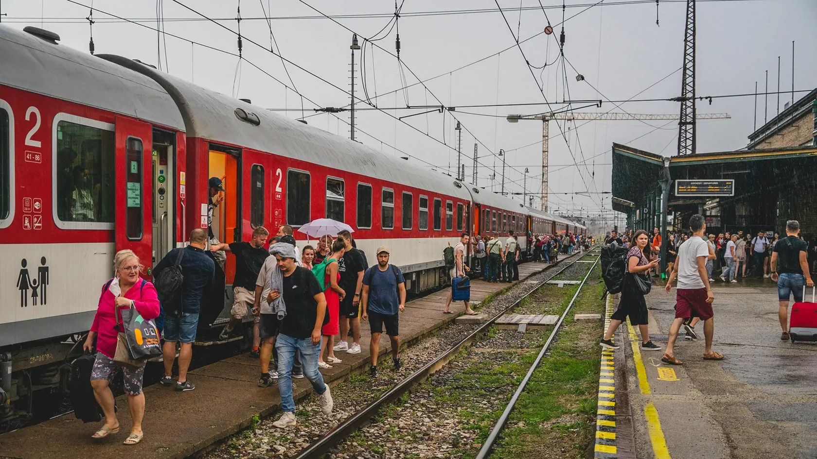 Zavedenie jednotného cestovného lístka na neobmedzené cestovanie všetkými druhmi verejnej dopravy je výhradne politické rozhodnutie, ktoré musí prijať vláda, respektíve musí mať podporu v parlamente a v štátnom rozpočte, uvádza hovorca Železničnej spoločnosti Slovensko (ŽSR) Tomáš Kováč.