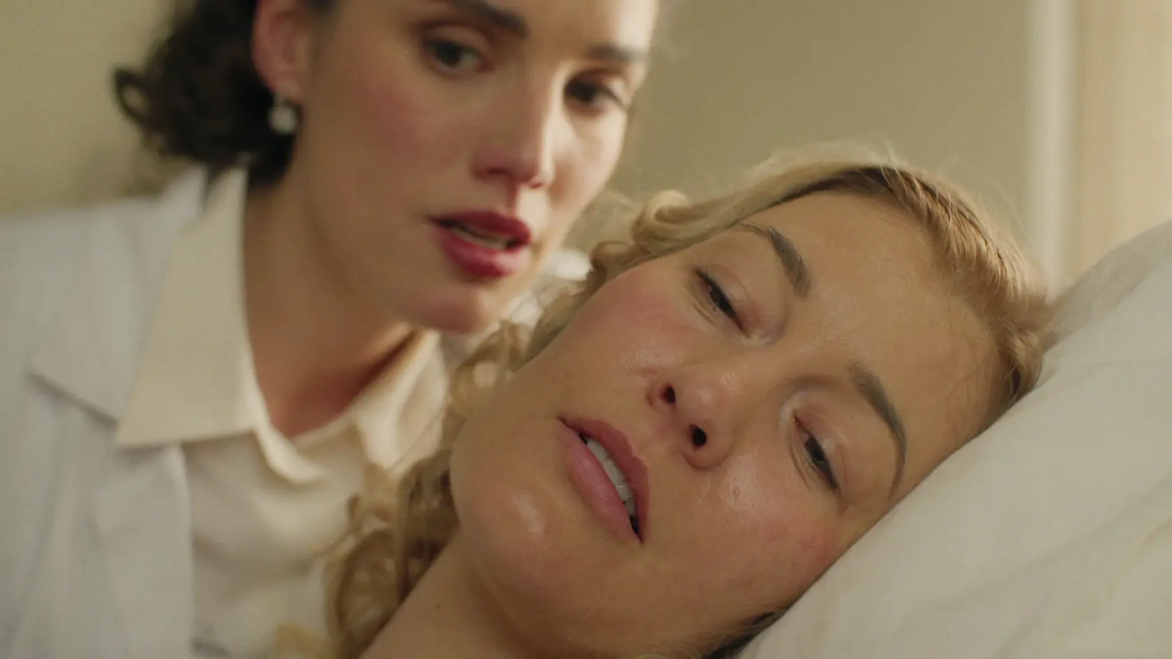 Sarah Arató ako Šarlota a Jana Majeská ako Helga na zábere zo 7. série seriálu Dunaj, k vašim službám.