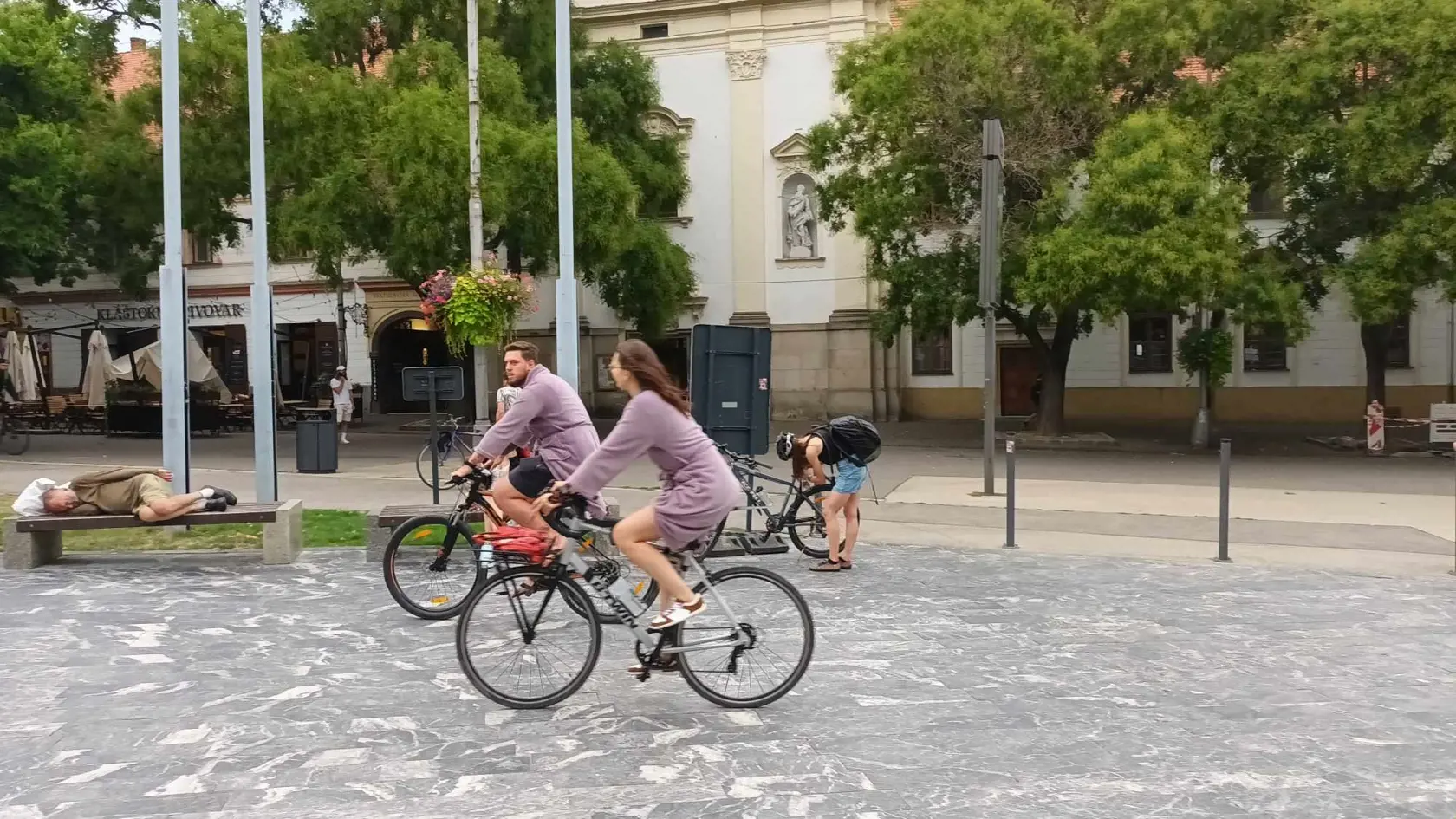 Demonštrácia proti ministerke kultúry Martine Šimkovičovej. Demonštranti prišli na bicykloch a v netradičných outfitoch.